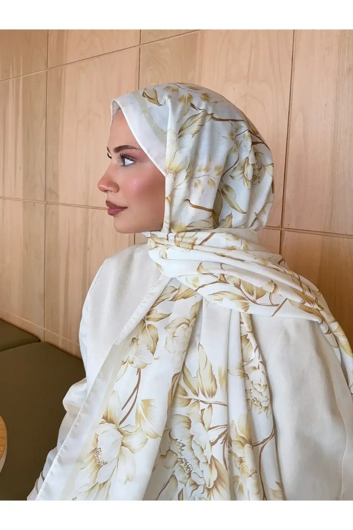 Modern ve klasik tarzlara uyum sağlayan retro desen beyaz gold şal