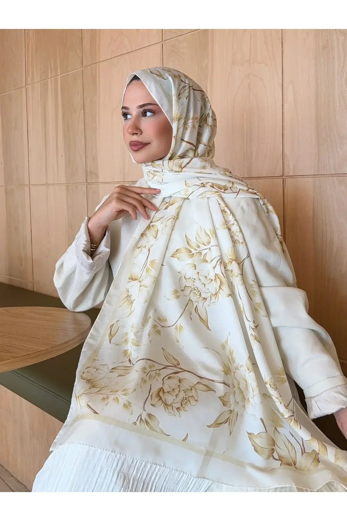 Beyaz ve gold detaylarıyla öne çıkan retro desen pamuk soft şal