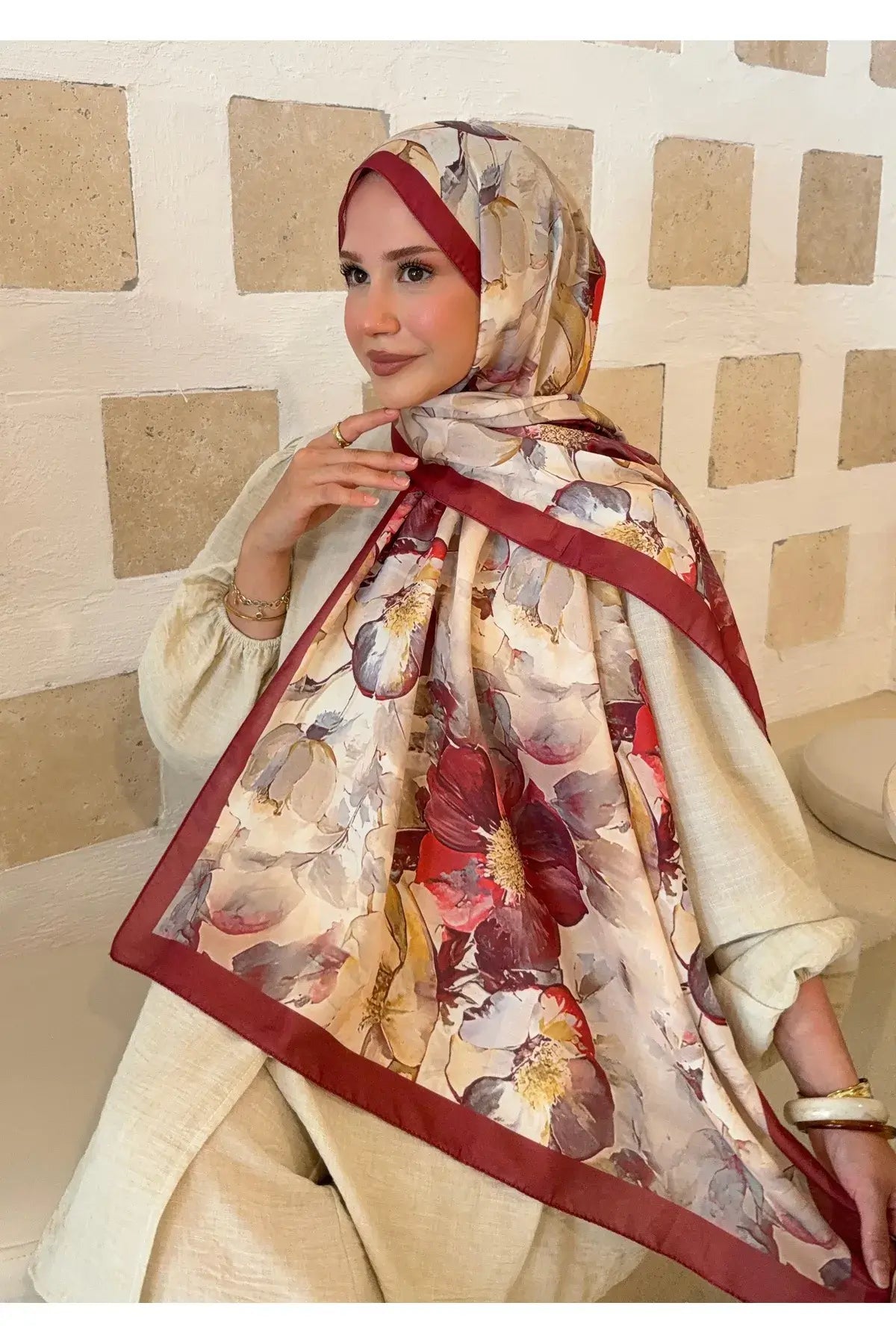 Moda Nûda İlham serisi bordo-krem şal ile modern bir görünüm yakalayın