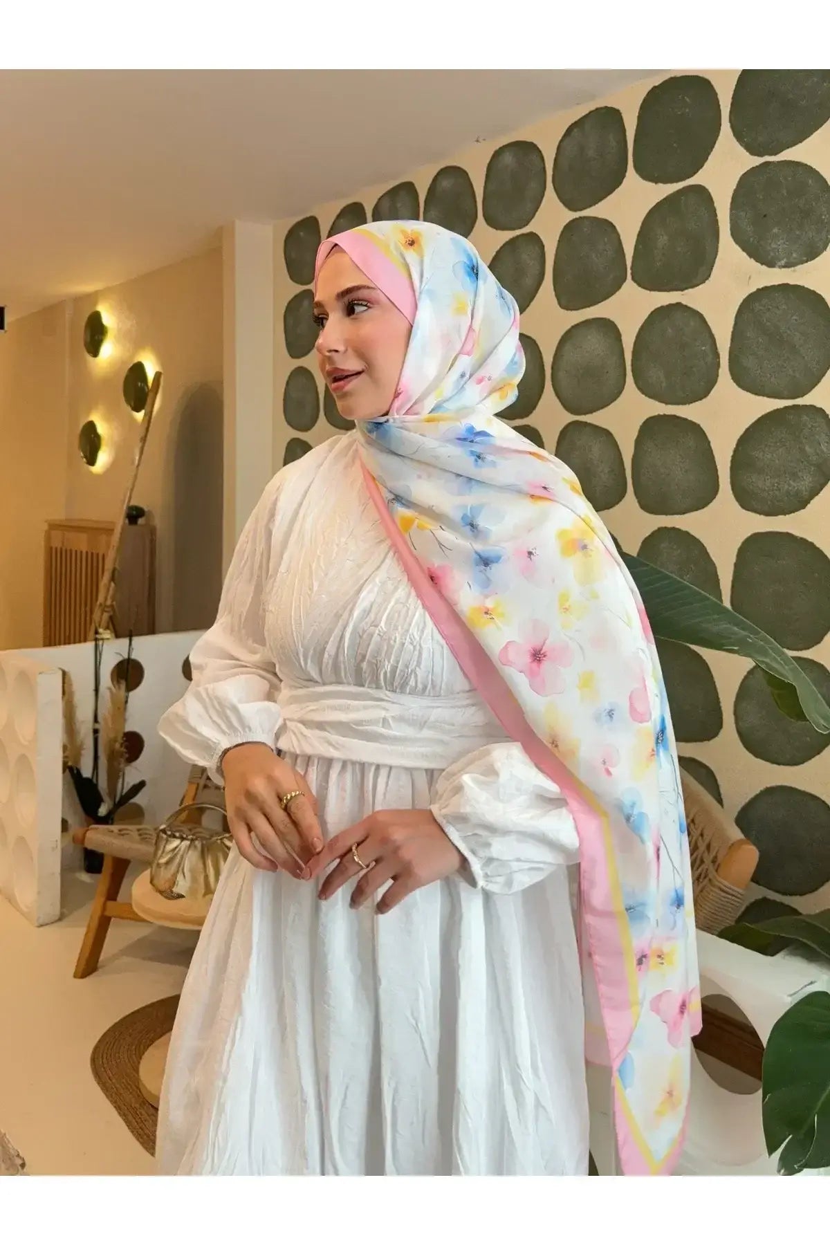 Moda Nûda pembe mavi çiçek desenli pamuk şal ile zarif bir görünüm yakalayın