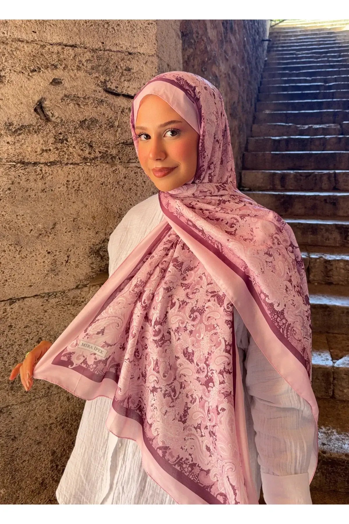 Canlı pembe tonlarıyla öne çıkan retro pamuk şal modeli
