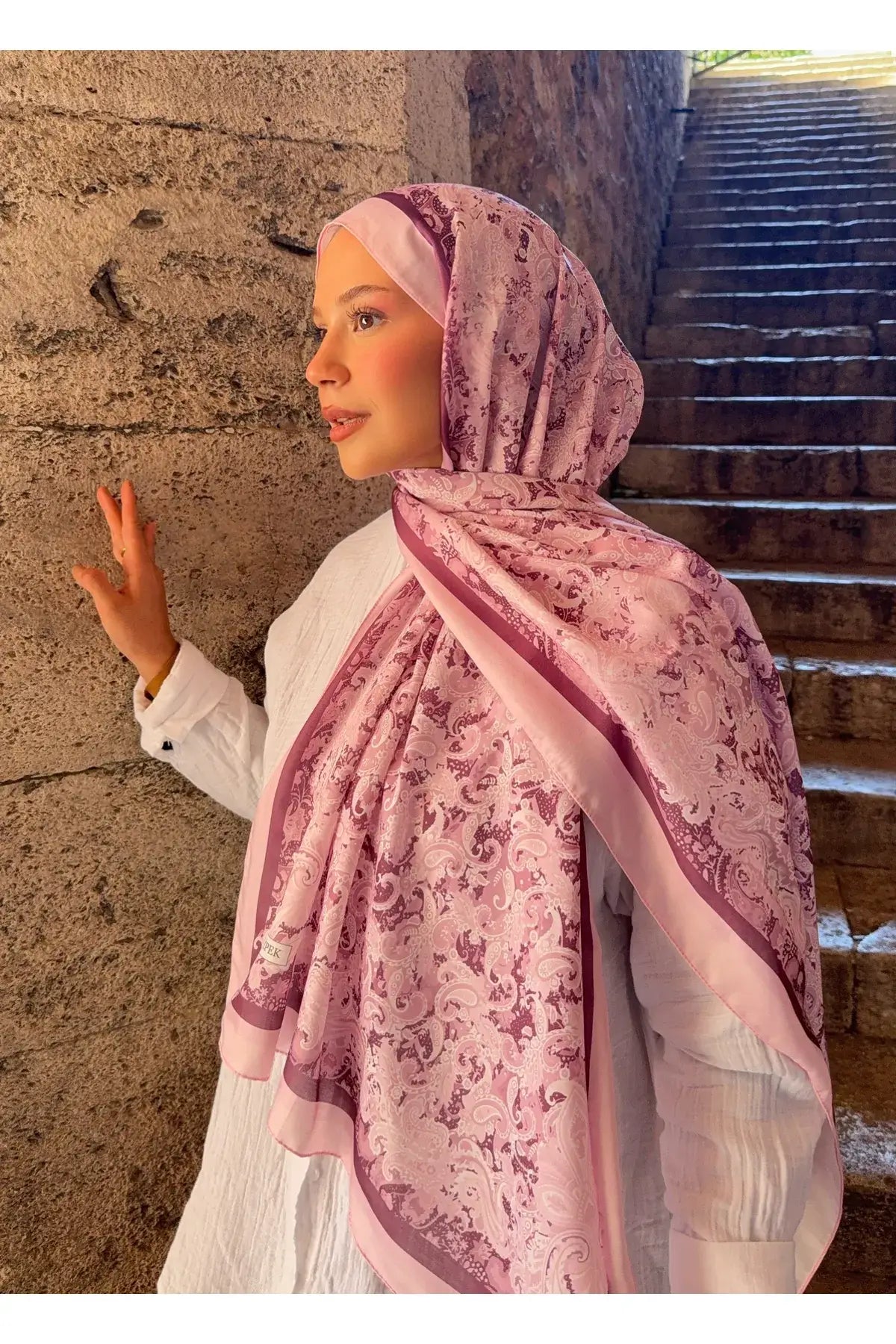 Karma pembe retro desenli pamuk şal ile enerjik ve zarif bir stil oluşturun