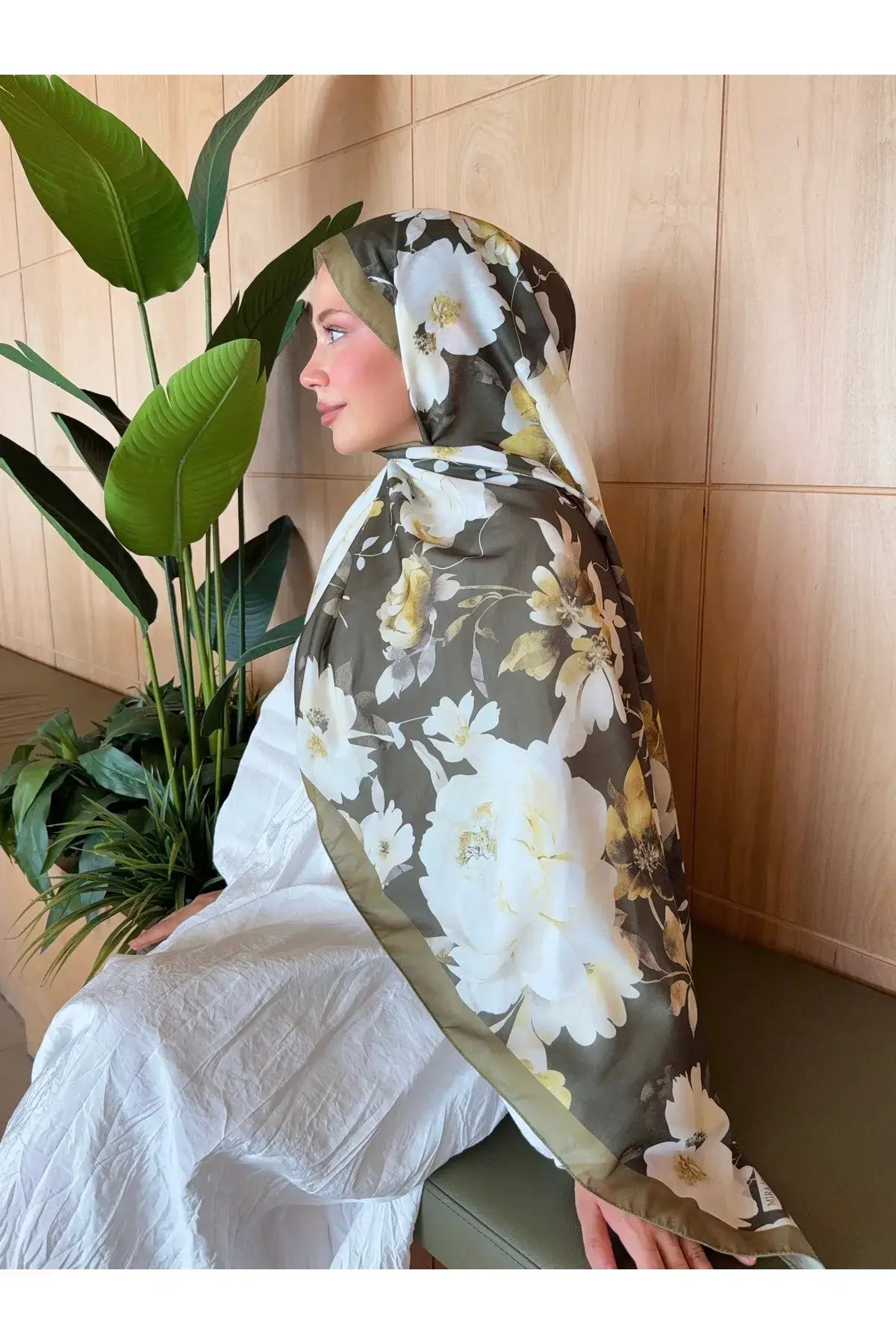 Canlı yeşil tonuyla öne çıkan Mena serisi pamuk soft şal modeli
