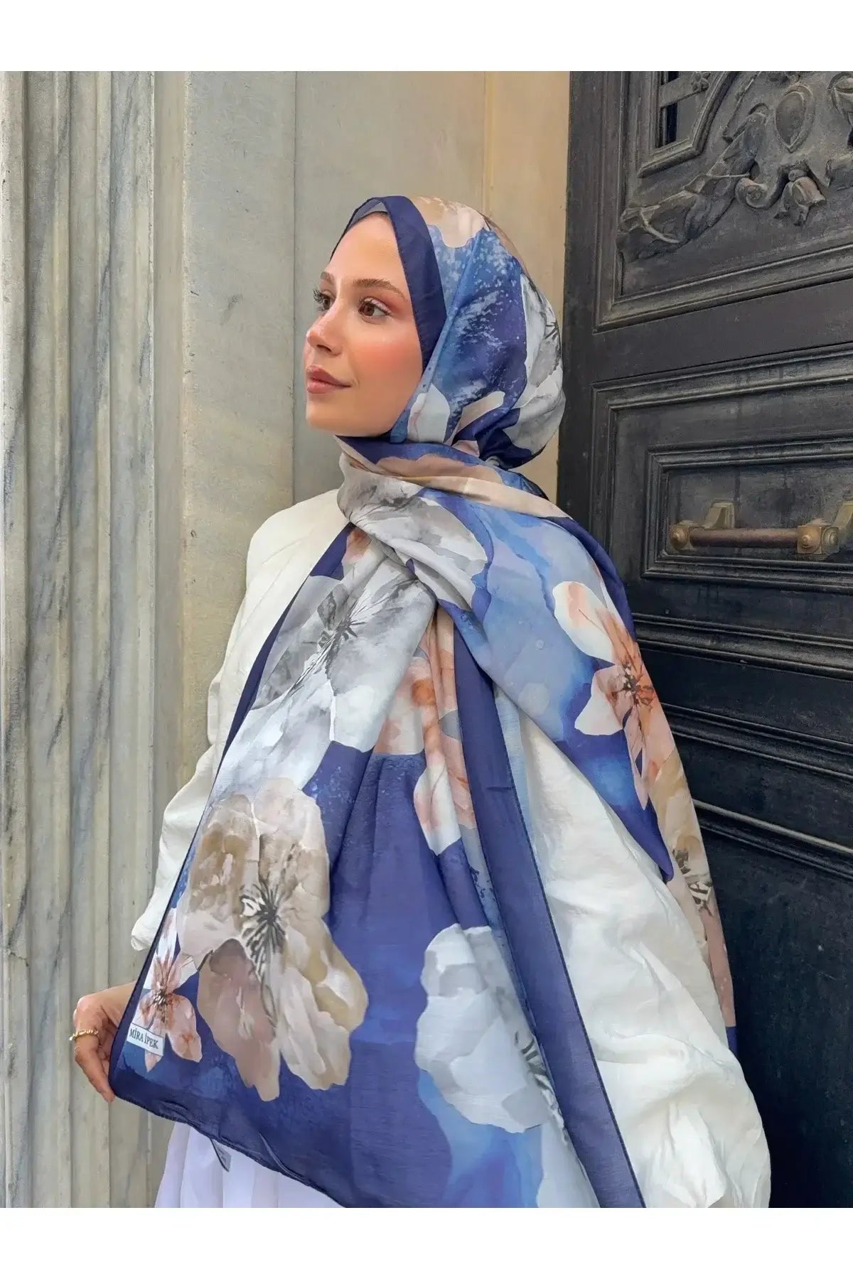 Canlı gül motifleriyle öne çıkan lacivert pamuk şal modeli