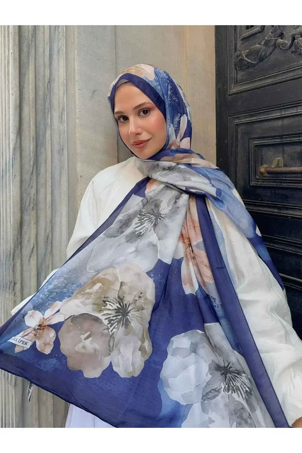 Günlük kombinlerde ve özel davetlerde şıklık sunan lacivert gül desenli şal