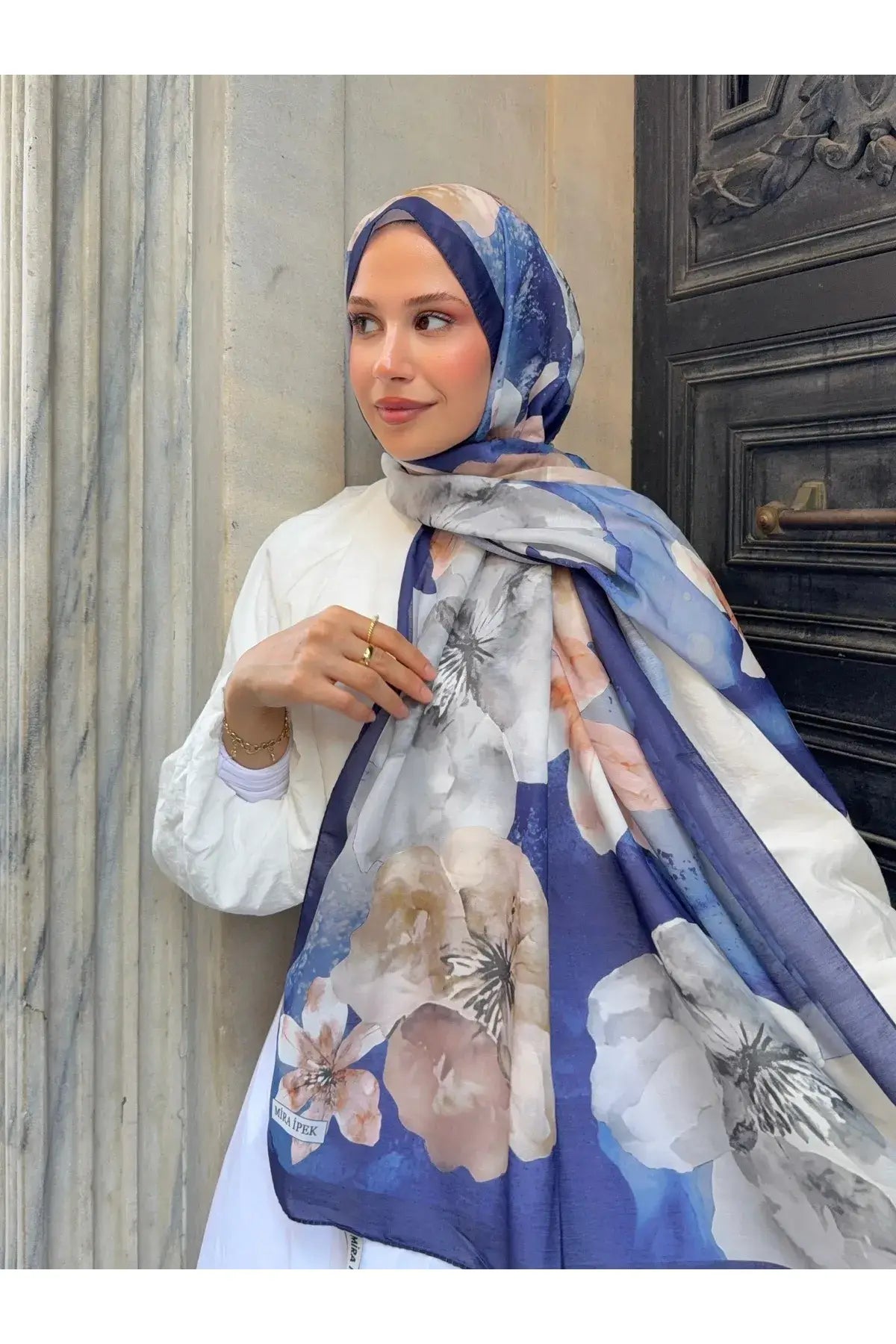 Lacivert gül desen pamuk şal ile zarif ve romantik bir stil oluşturun