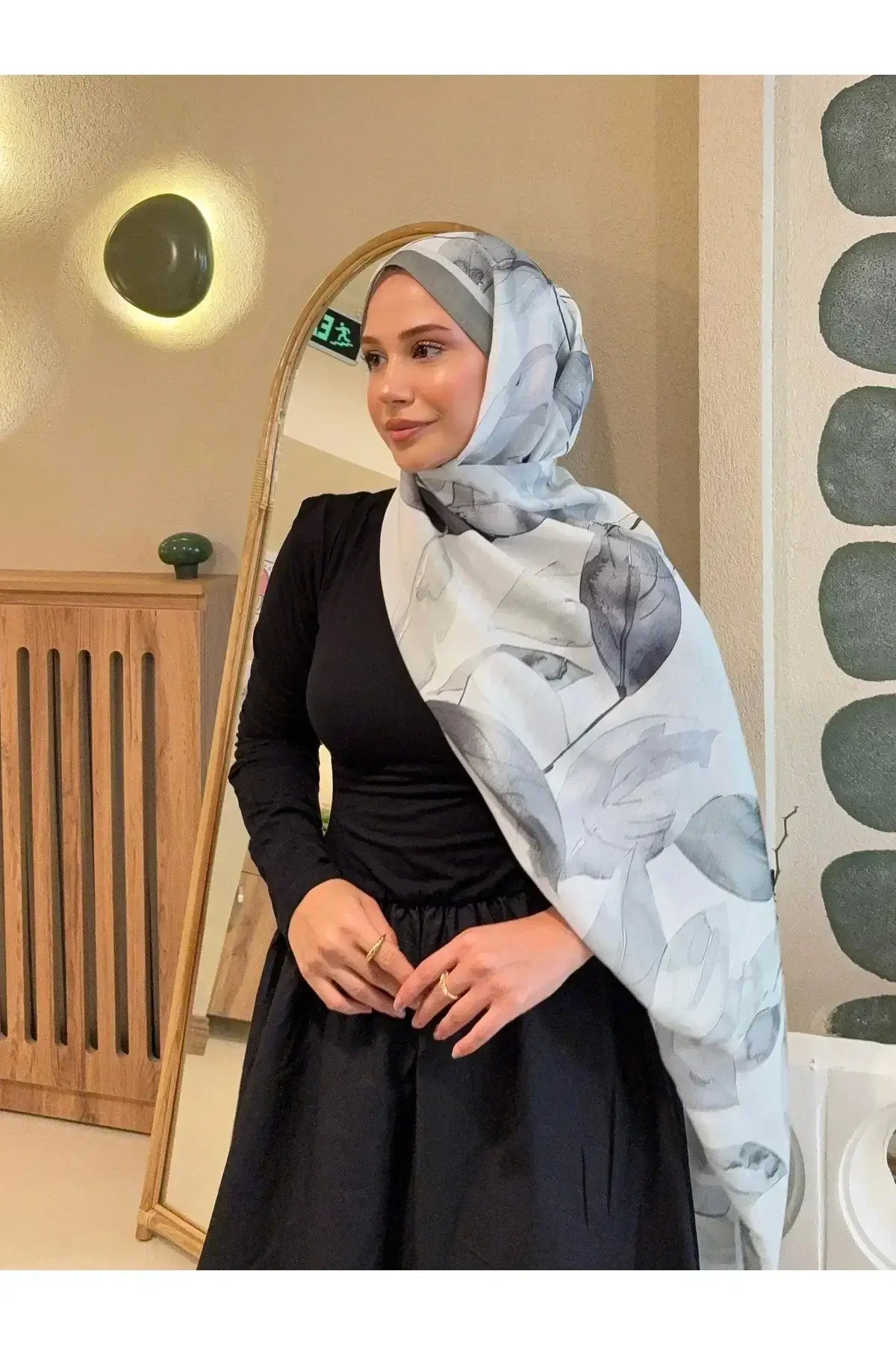 Yumuşak dokusuyla konforlu kullanım sunan retro desenli haki pamuk şal