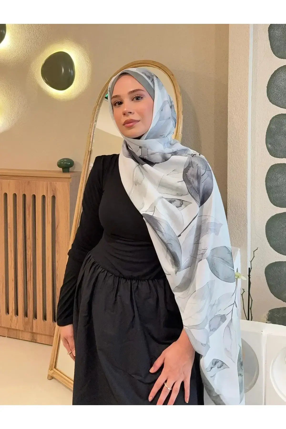 Doğal pamuk dokusuyla nefes alabilen haki yapraklı retro şal modeli