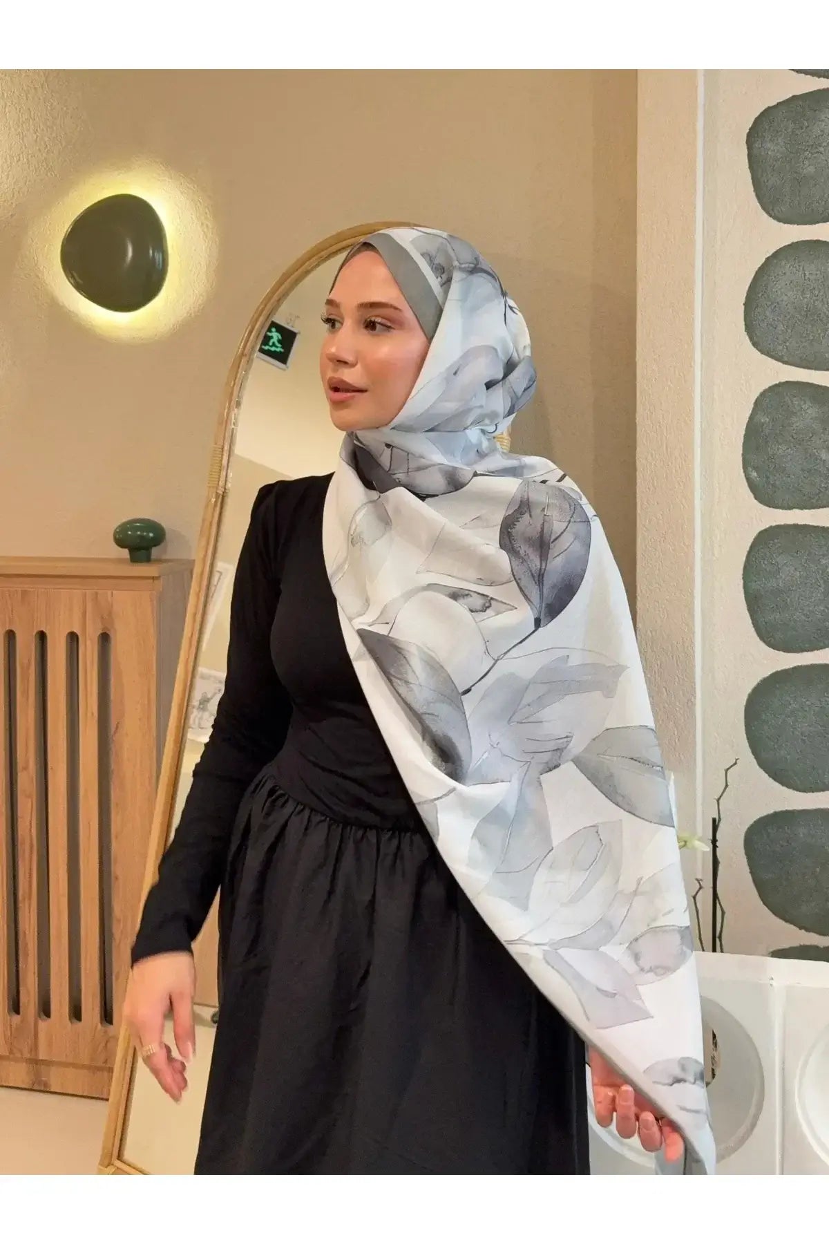 Haki yaprak desenleriyle öne çıkan retro tasarımlı Mena serisi pamuk şal