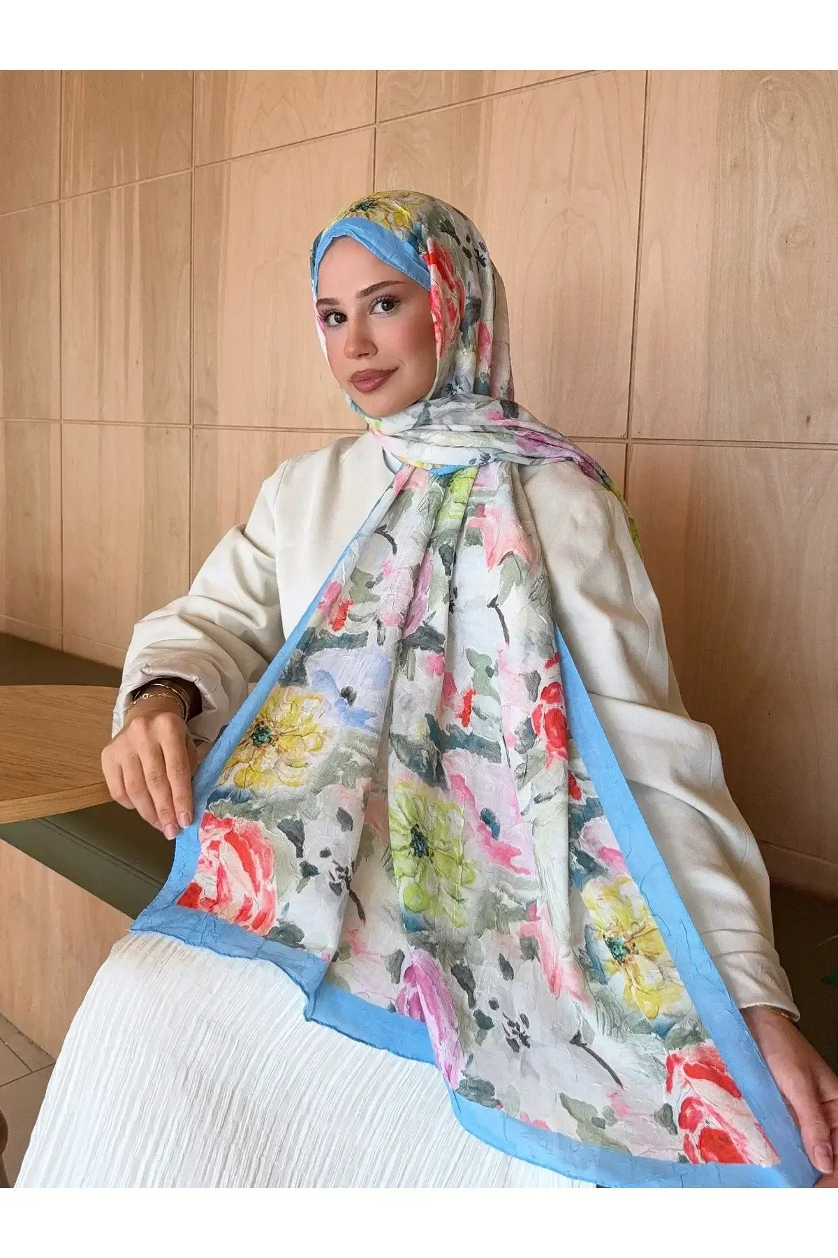 Doğal bambu kumaşıyla nefes alabilen mavi desenli şal modeli