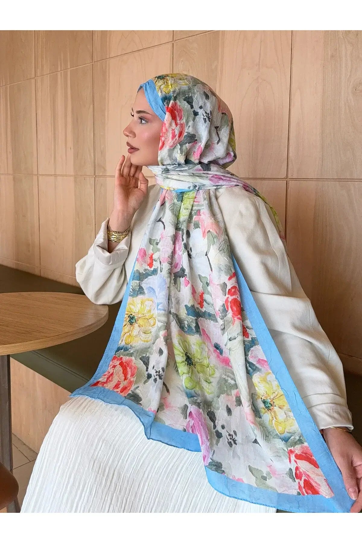 Moda Nûda mavi-renkli desenli bambu şal ile zarif bir görünüm yakalayın