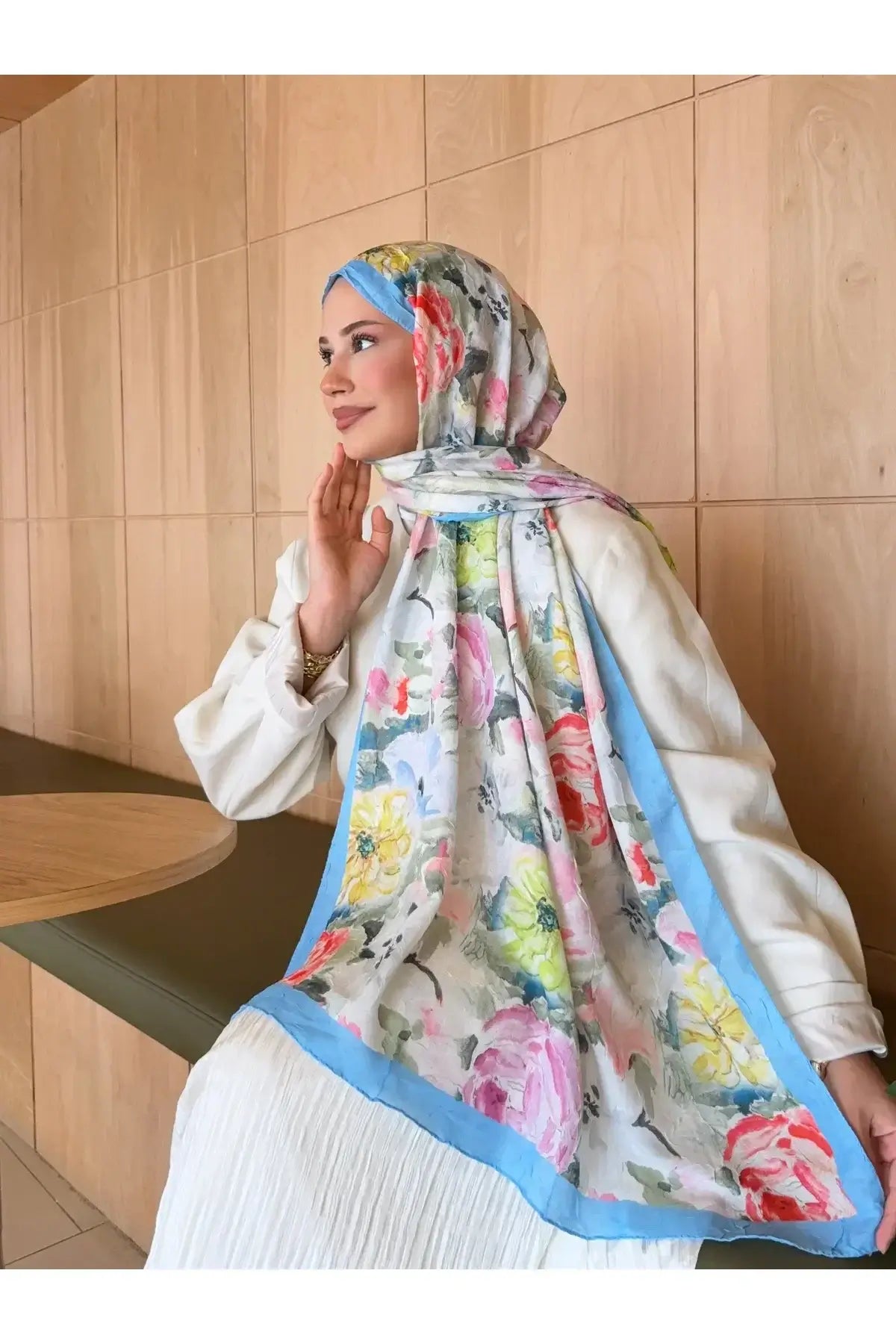 Canlı renk geçişleriyle öne çıkan mavi bambu kraş şal modeli