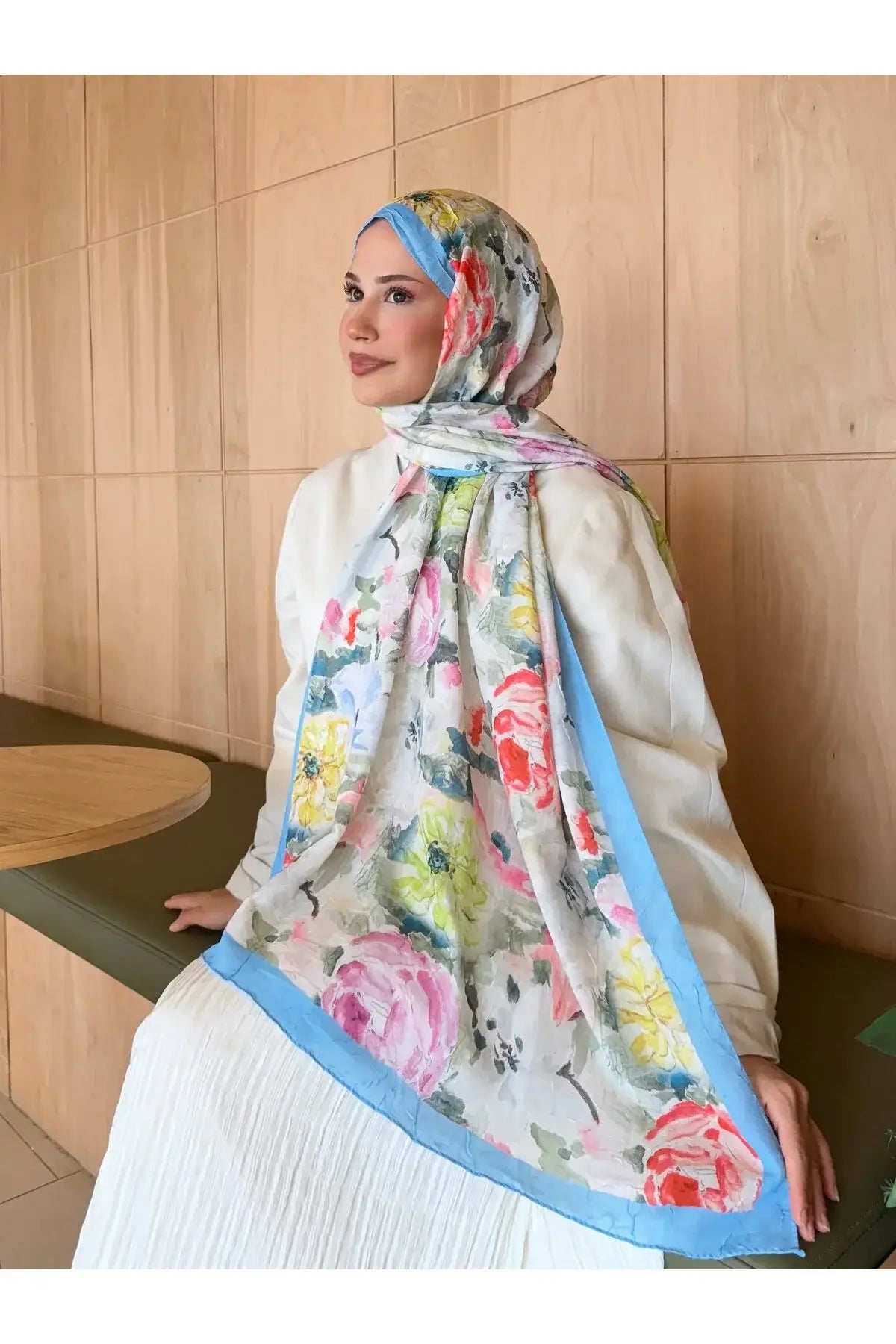 Mavi-renkli desenli bambu kraş şal ile enerjik ve modern bir stil oluşturun