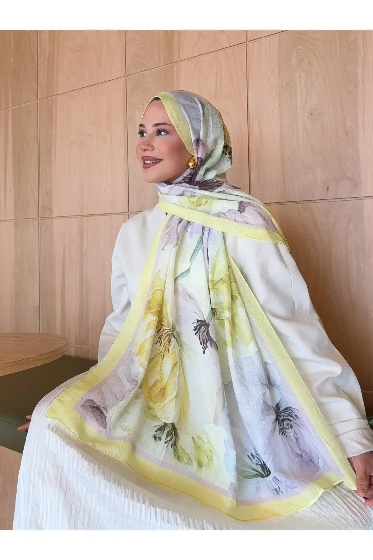 Canlı çiçek motifleriyle öne çıkan sarı-mor bambu şal modeli