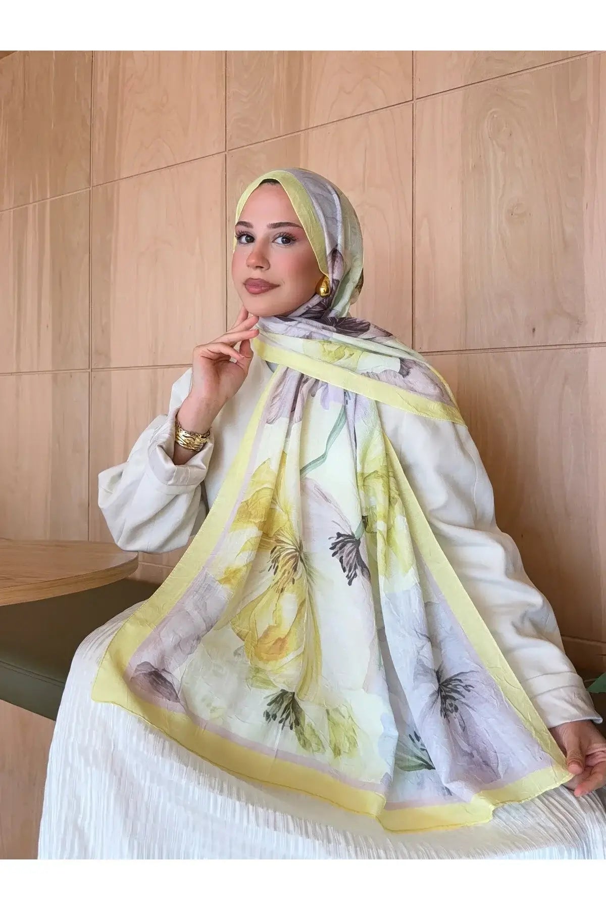 Yumuşak dokusuyla konforlu kullanım sunan sarı-mor desenli şal