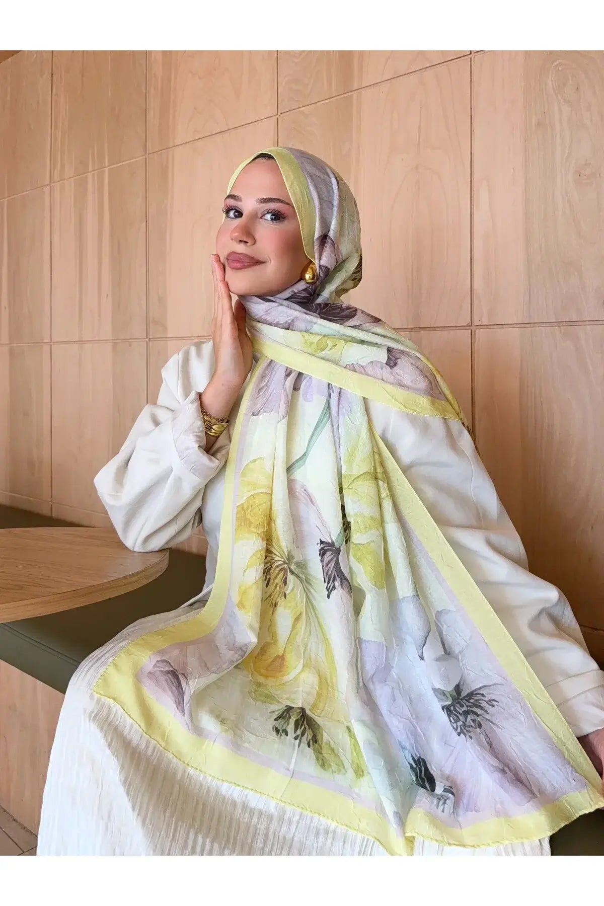 Doğal bambu kumaşıyla nefes alabilen sarı-mor çiçekli şal modeli