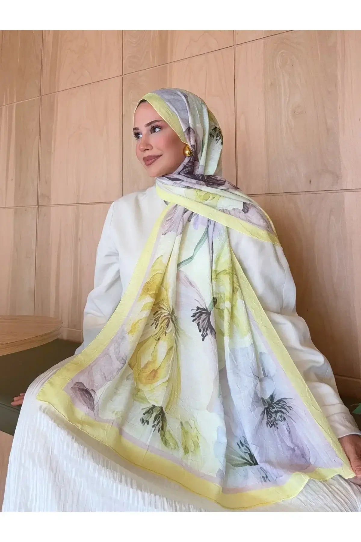 Sarı-mor çiçek desenli bambu kraş şal ile enerjik ve şık bir stil oluşturun