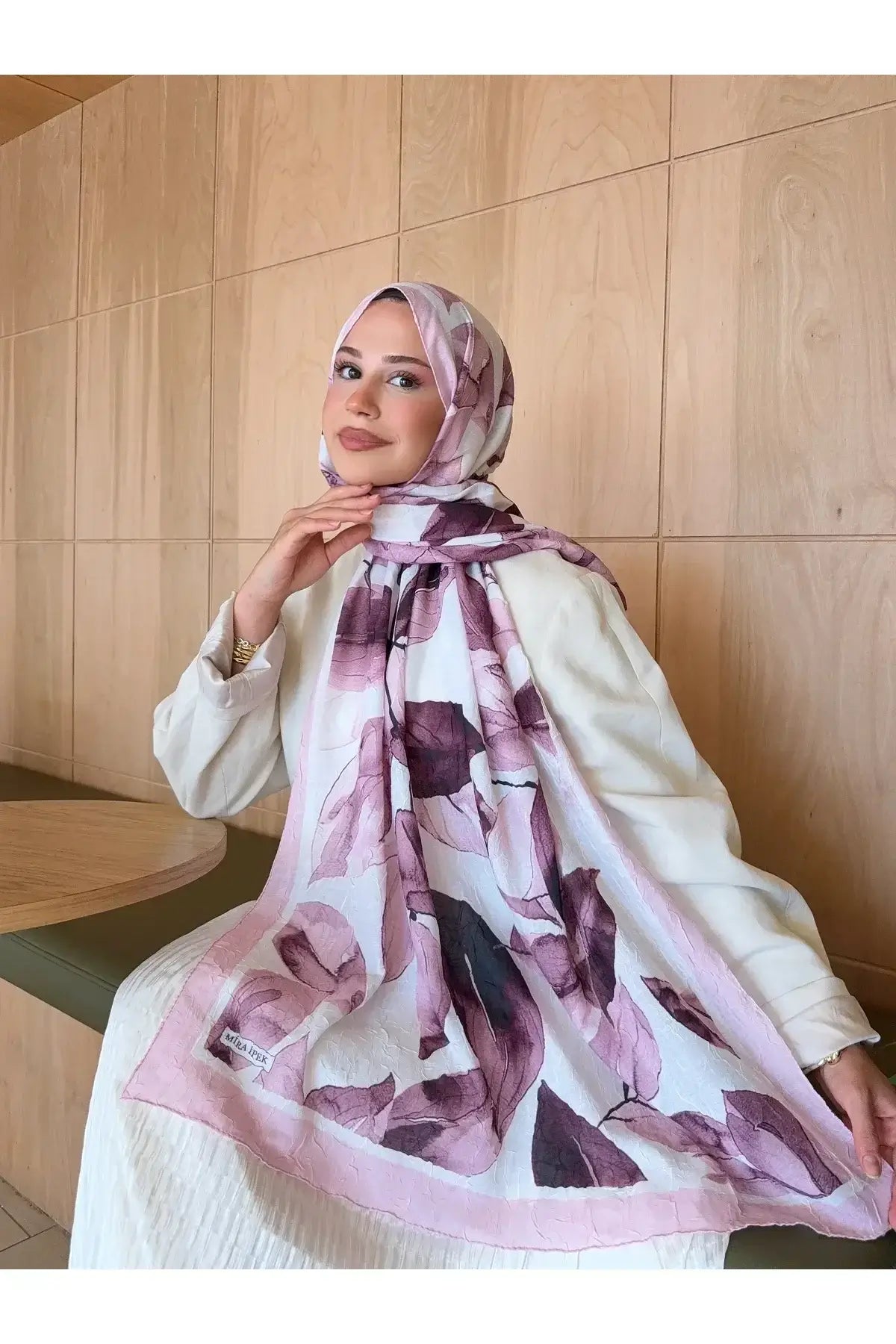 Soft tonlarıyla öne çıkan toz pembe bambu kraş şal modeli