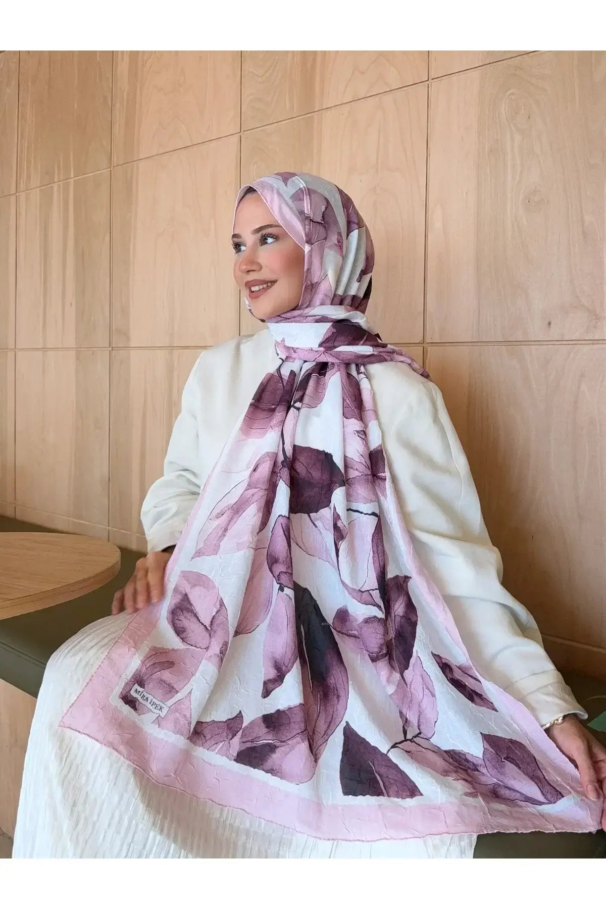 Günlük kombinlerde zariflik sunan toz pembe desenli bambu şal