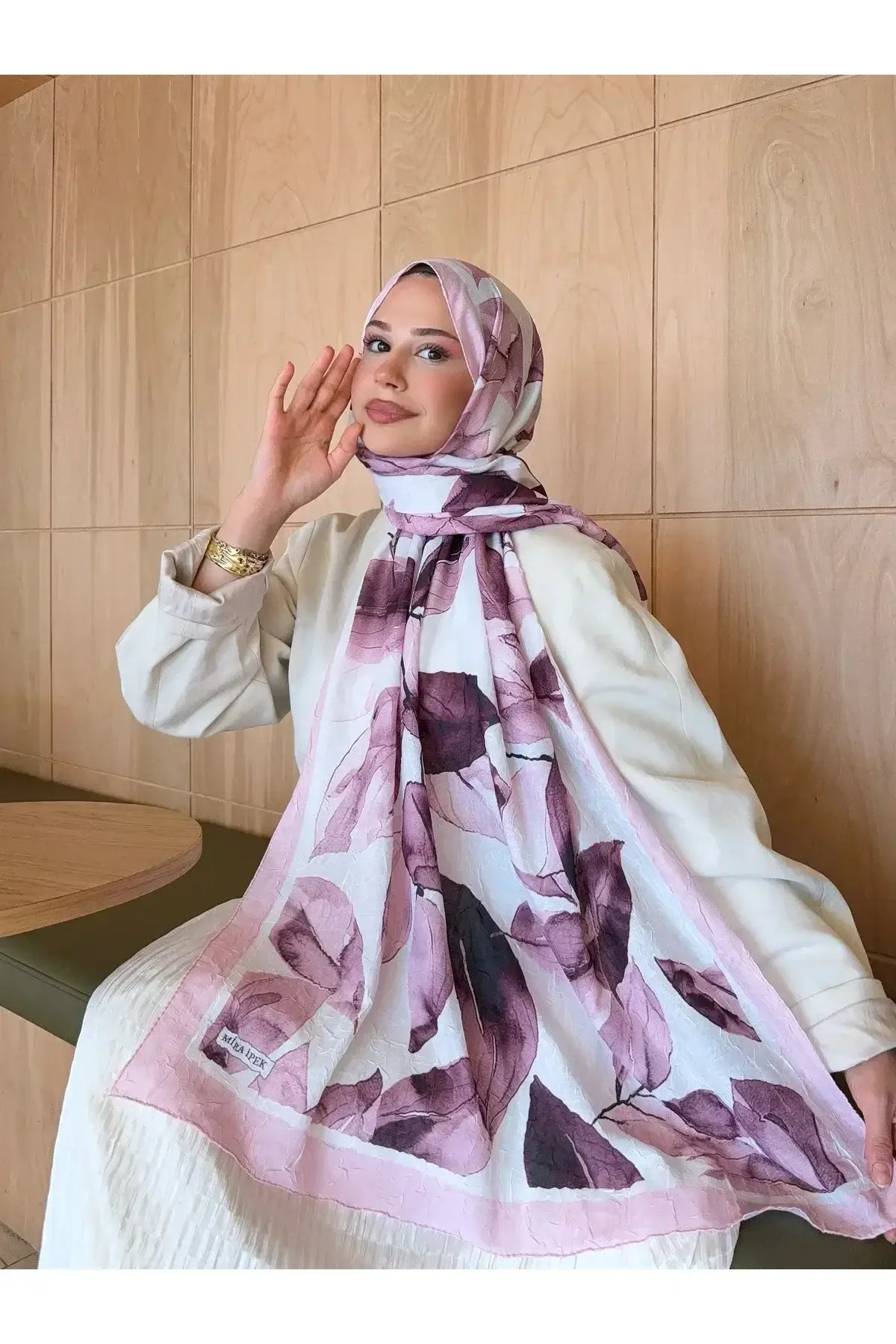 Mira İpek toz pembe desenli bambu şal ile modern ve sofistike bir görünüm yakalayın