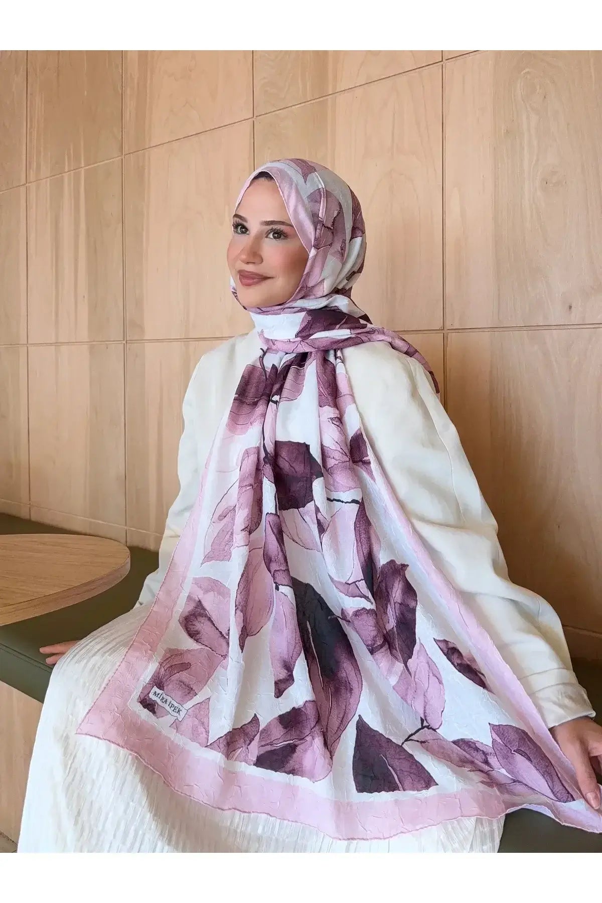 Minimalist ve romantik kombinler için ideal toz pembe bambu şal