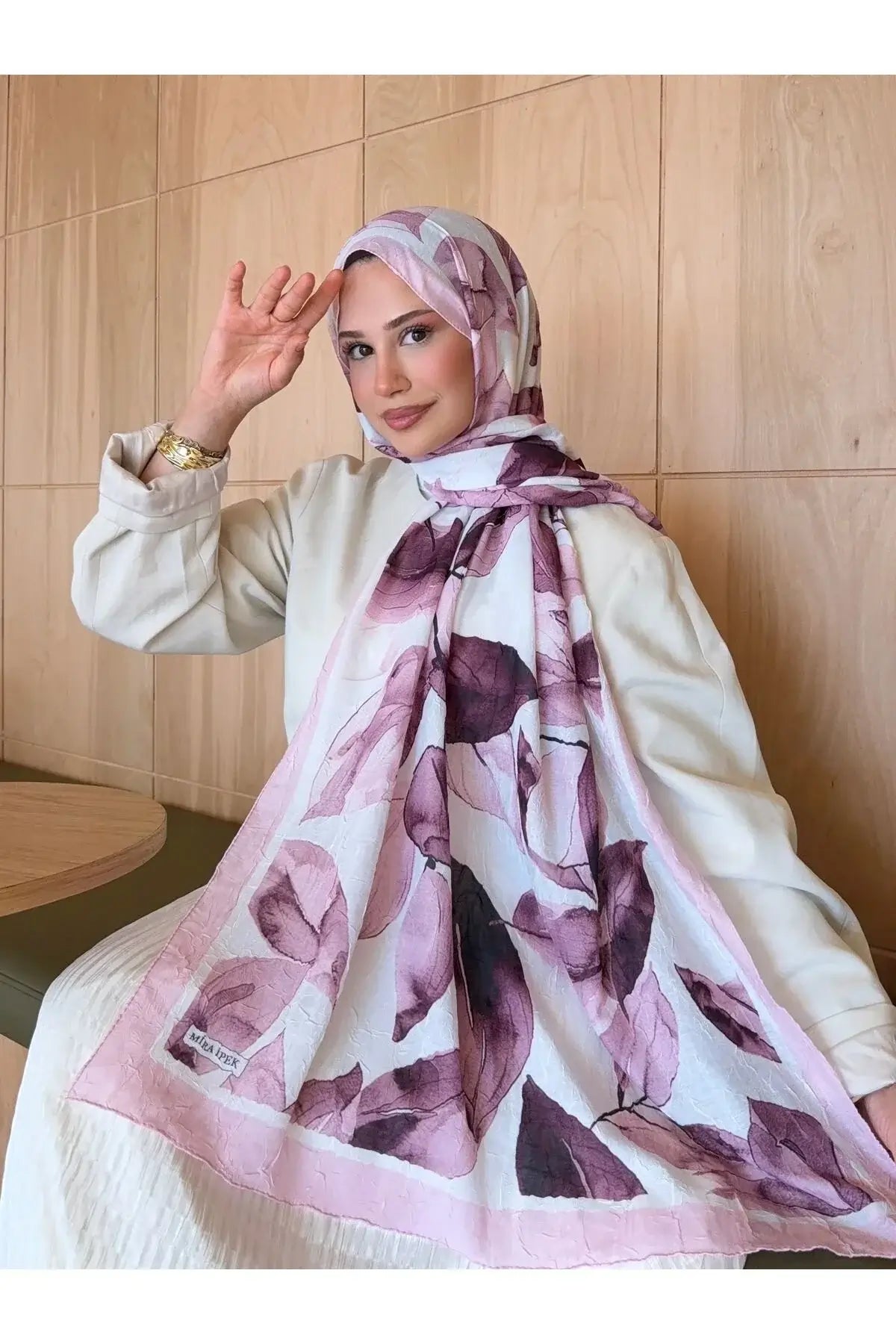 Toz pembe desenli bambu kraş şal ile romantik ve zarif bir stil oluşturun