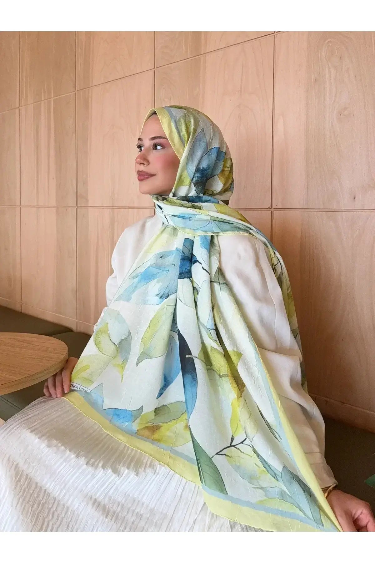 Mira İpek sarı yaprak desenli bambu şal ile modern bir görünüm yakalayın