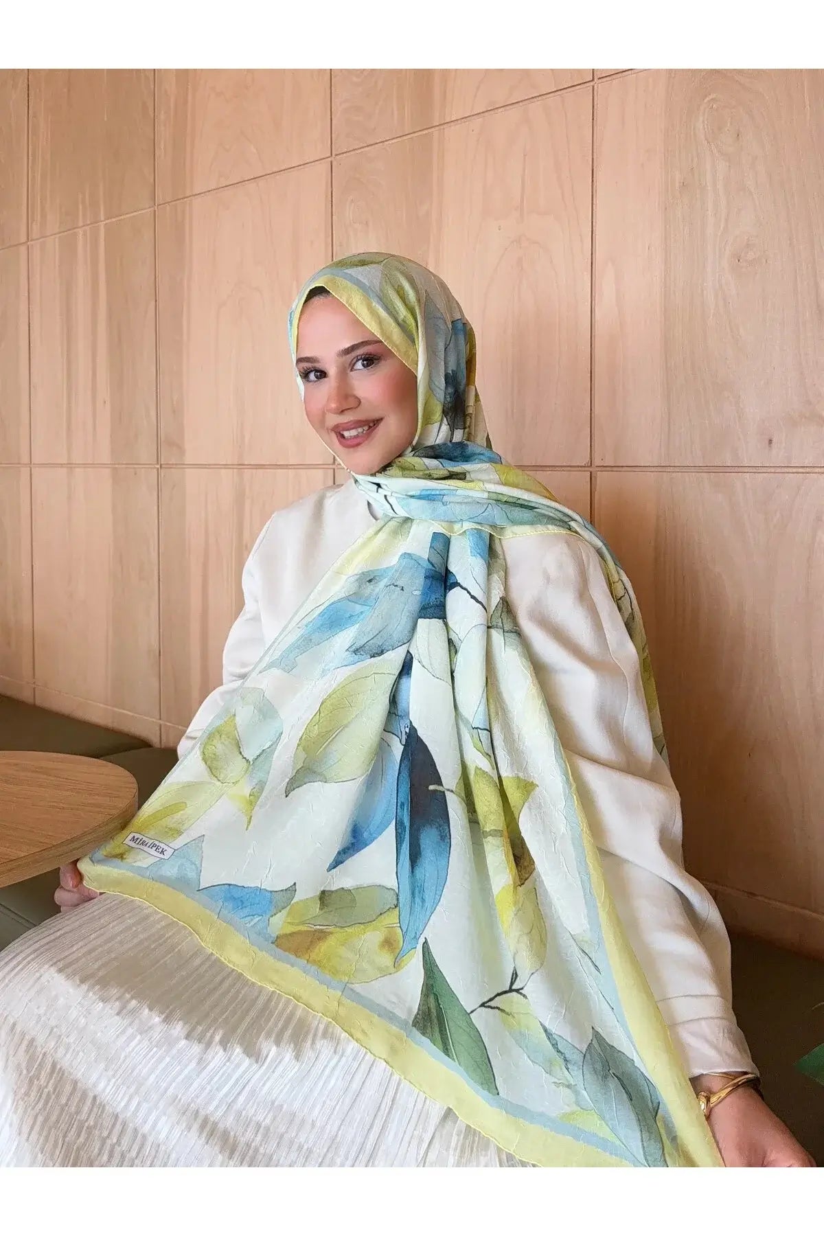 Doğal bambu kumaşıyla nefes alabilen sarı yaprak desenli şal