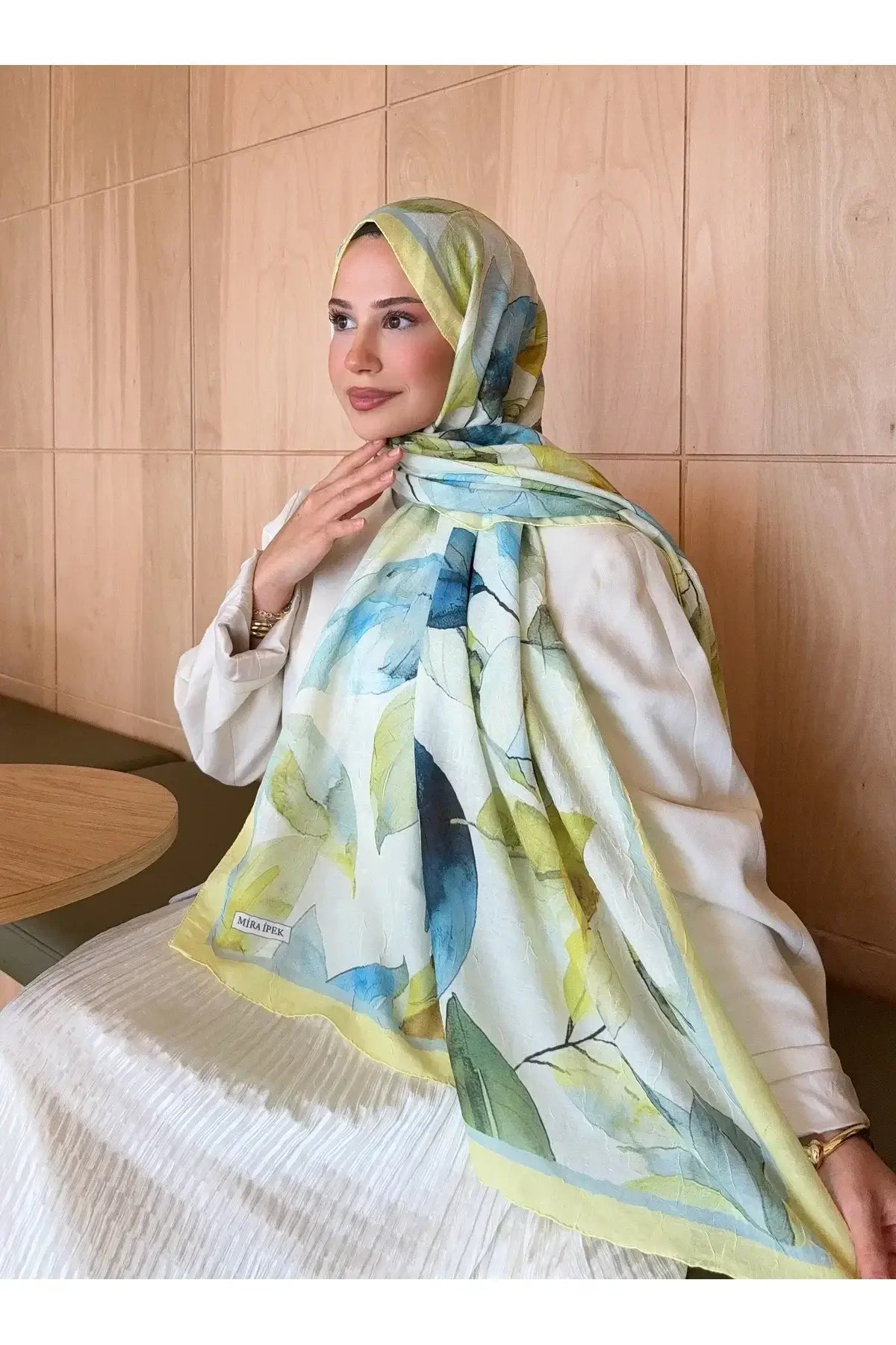 Sarı yaprak desenli bambu kraş şal ile enerjik ve zarif bir stil oluşturun