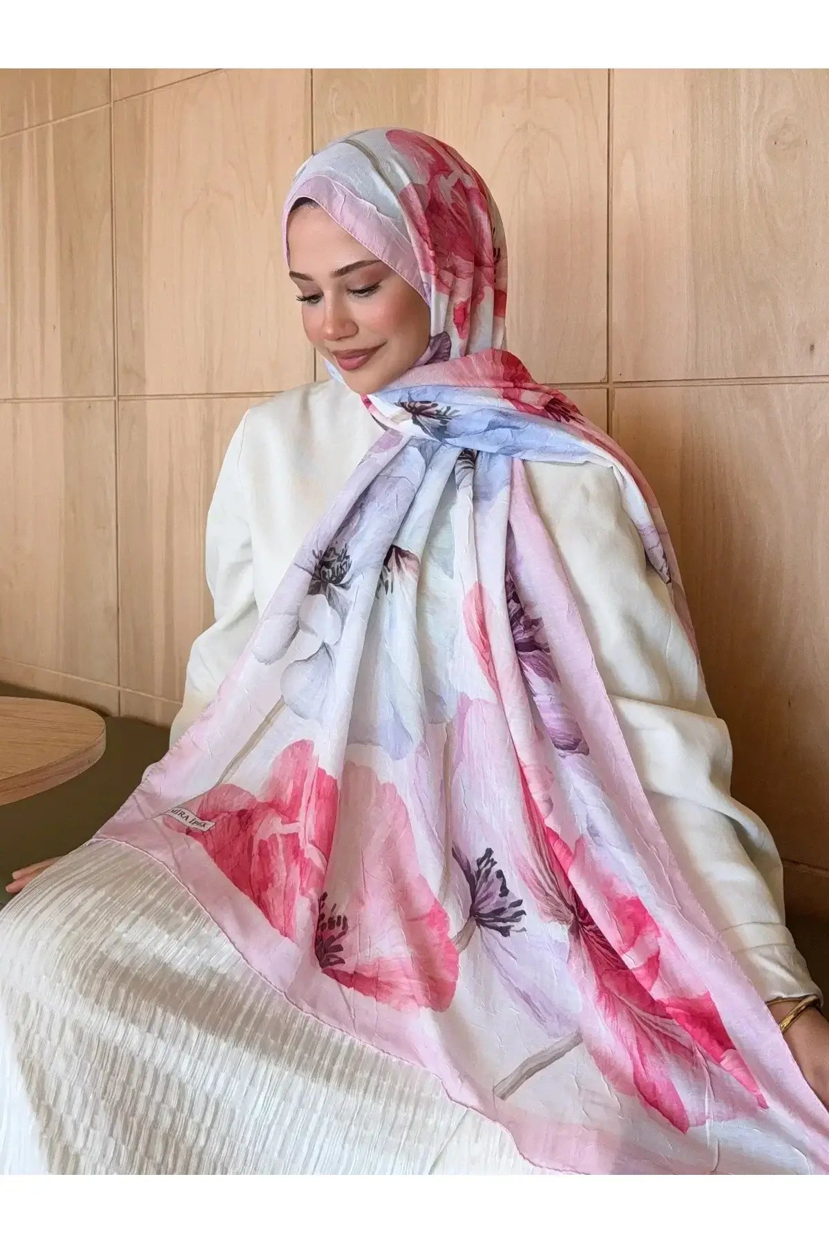 Canlı çiçek motifleriyle öne çıkan pembe bambu kraş şal modeli