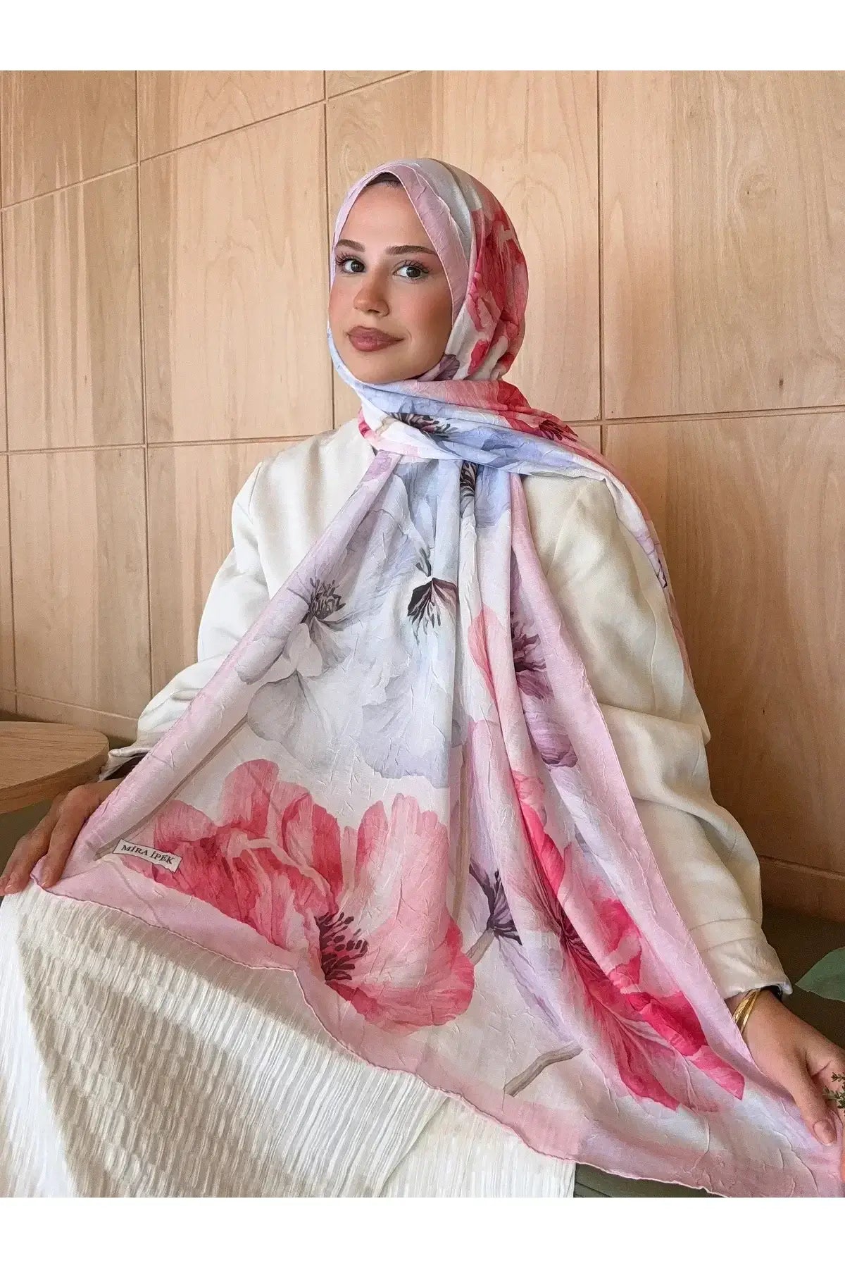 Günlük kombinlerde romantik bir hava katan pembe-çiçek desenli şal