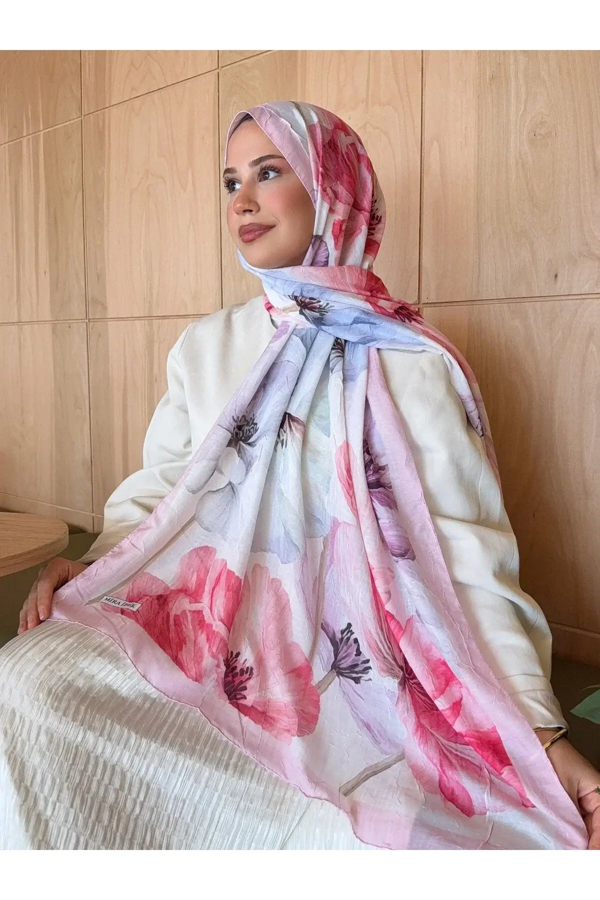 Yumuşak dokusuyla konfor sağlayan desenli pembe bambu şal