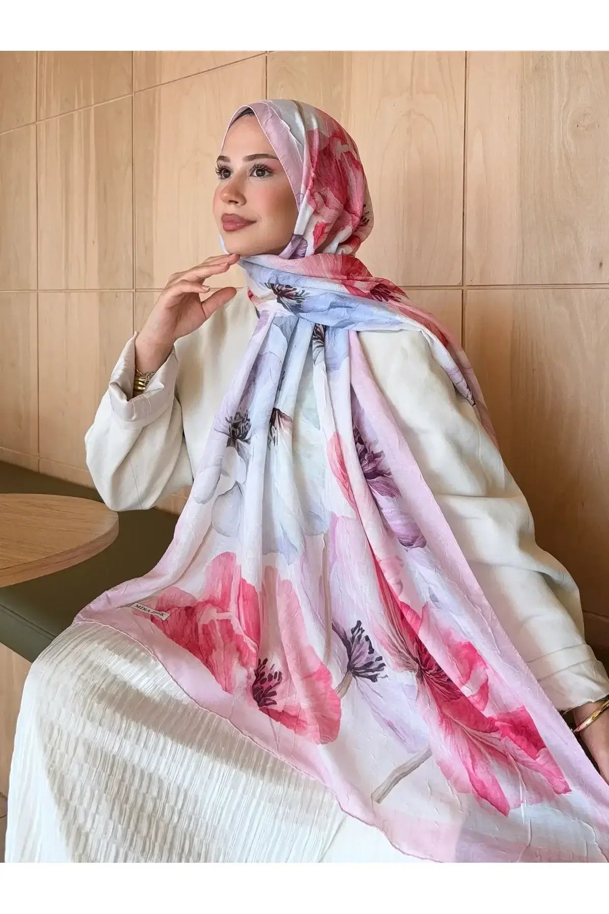 Mira İpek pembe renkli çiçek desenli bambu şal ile modern bir görünüm yakalayın