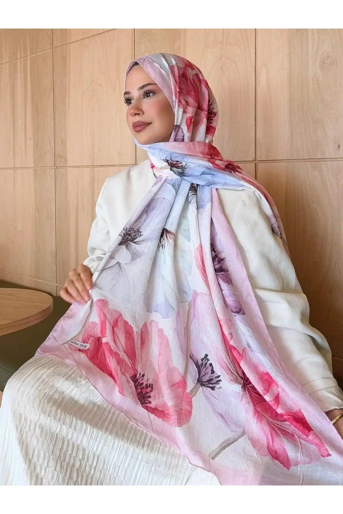 Pembe renkli çiçek desenli bambu kraş şal ile zarif ve enerjik bir stil oluşturun