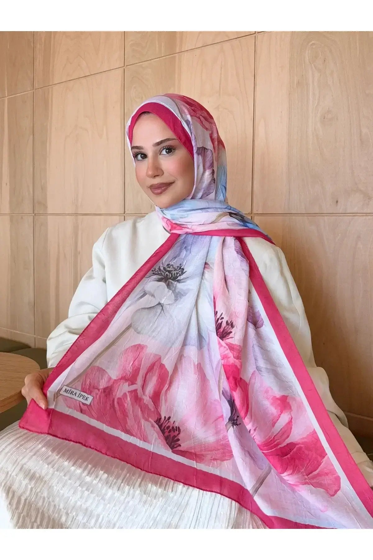 Yumuşak dokusuyla konforlu kullanım sağlayan fuşya bambu kraş şal