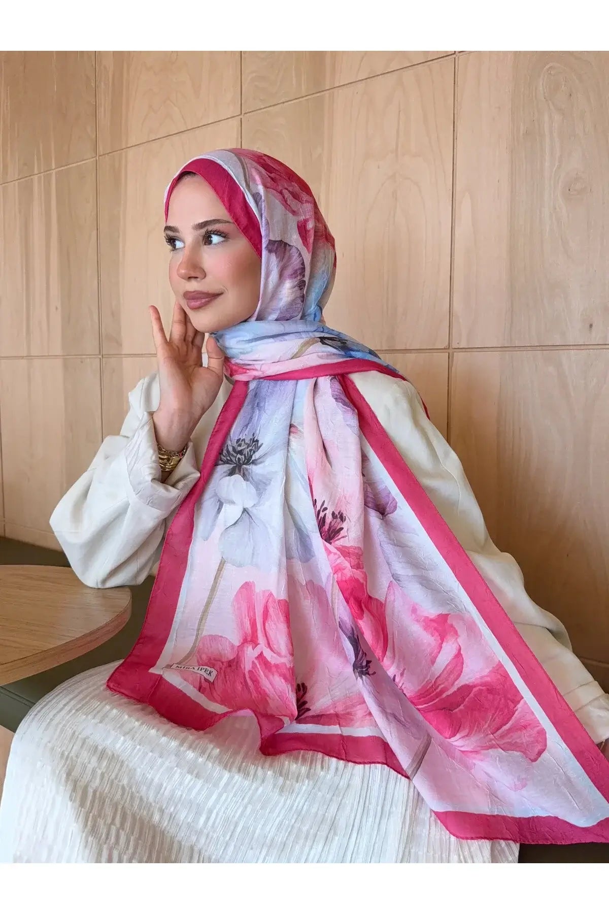 Doğal bambu dokusuyla nefes alabilen fuşya şal modeli