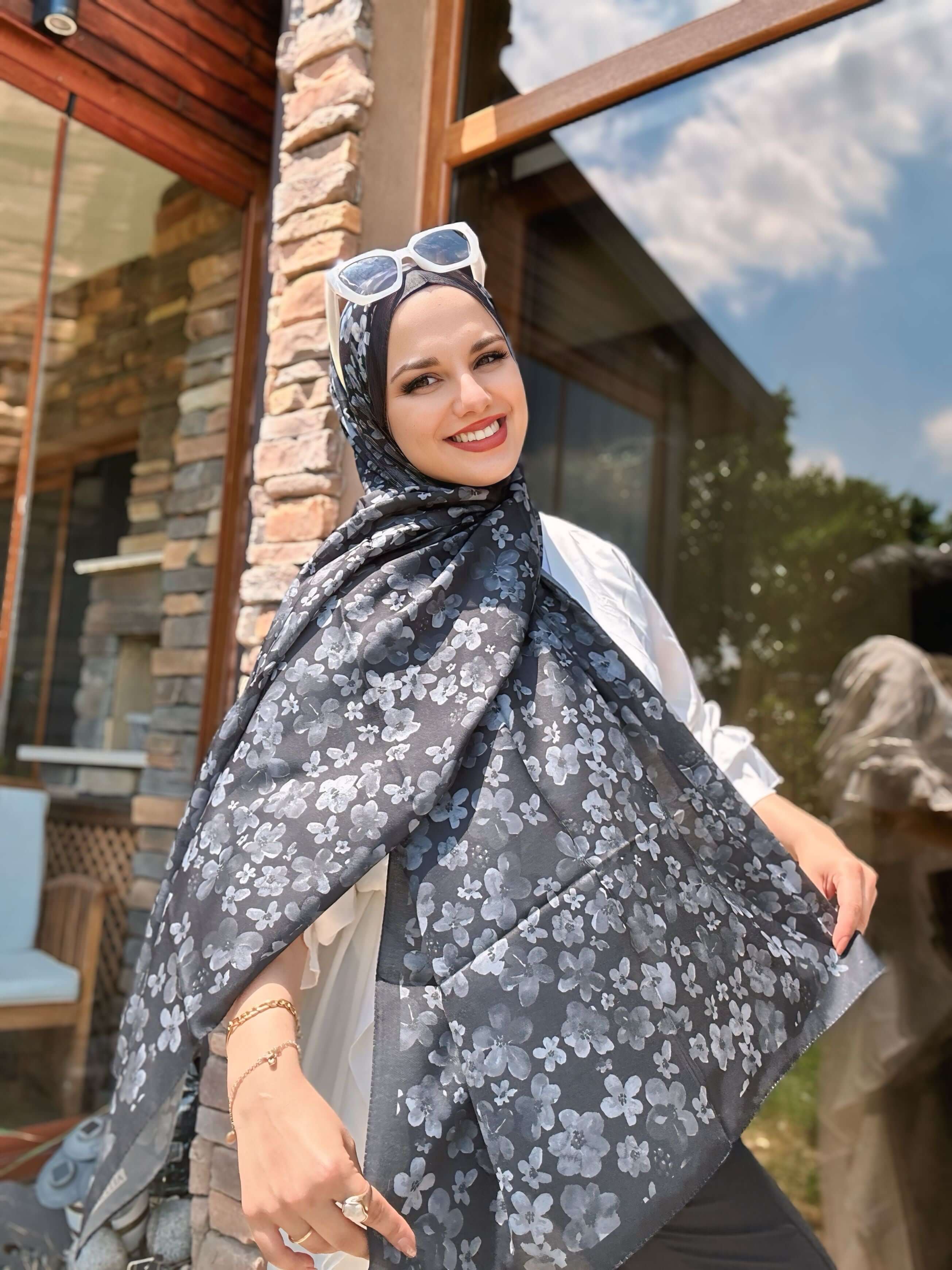 Siyah tonlarında yumuşak dokulu Blom Desen Soft Şal detaylı görünüm