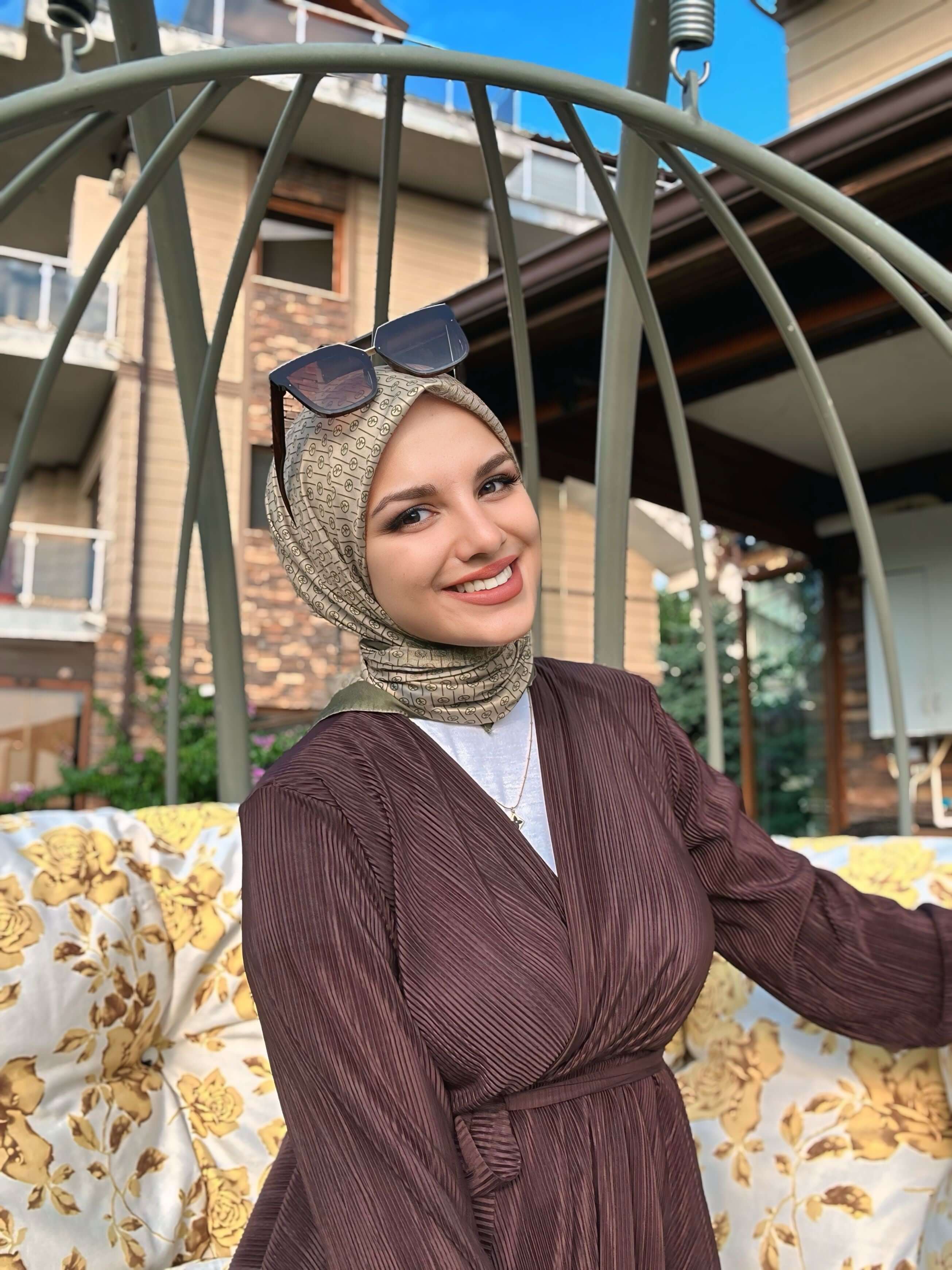Çizgisel Daire MK Pamuk Eşarp Haki Bej ile doğal ve şık kombin