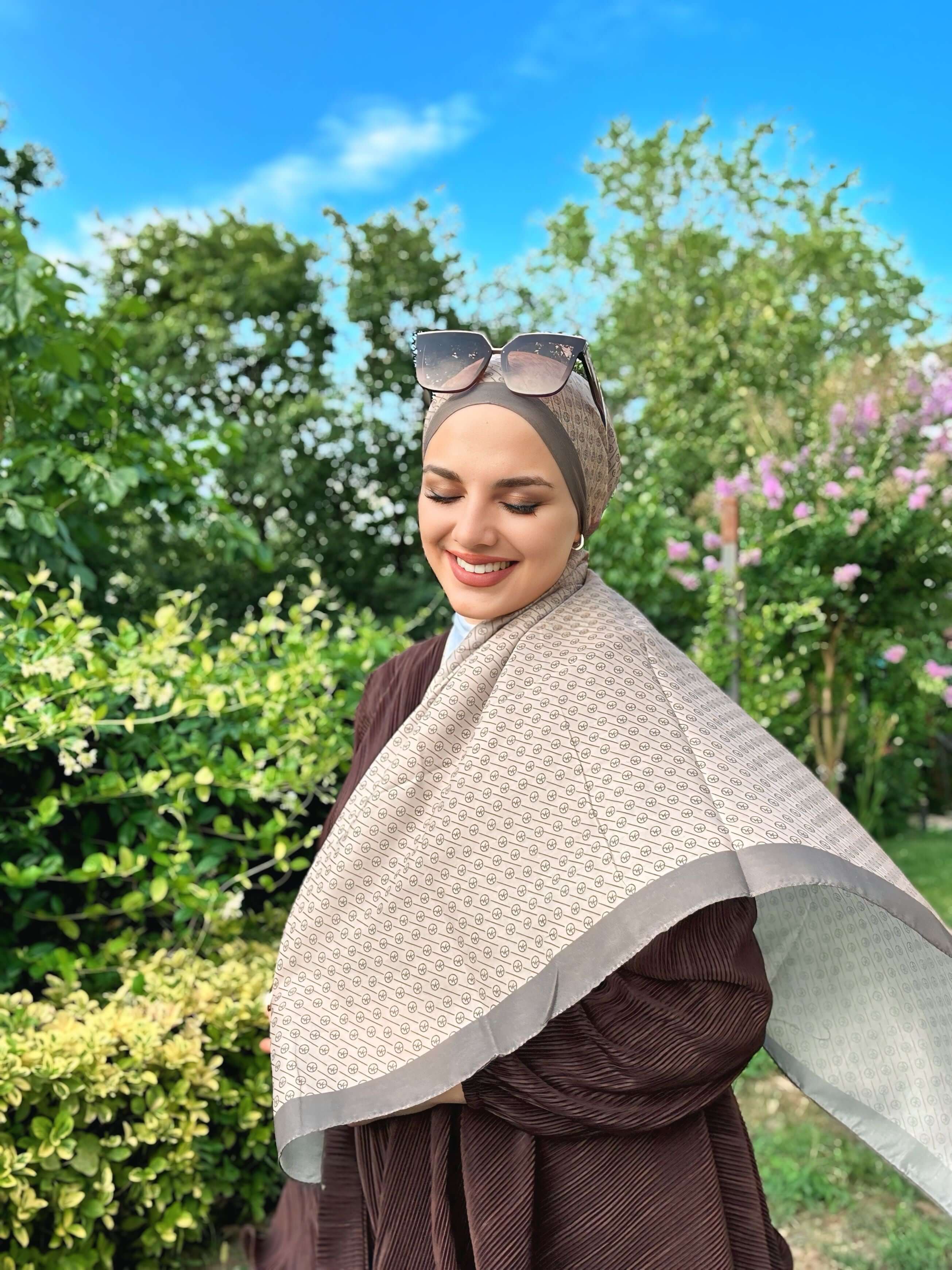 Çizgisel Daire MK Pamuk Eşarp Taş Gri ile sade zarafet