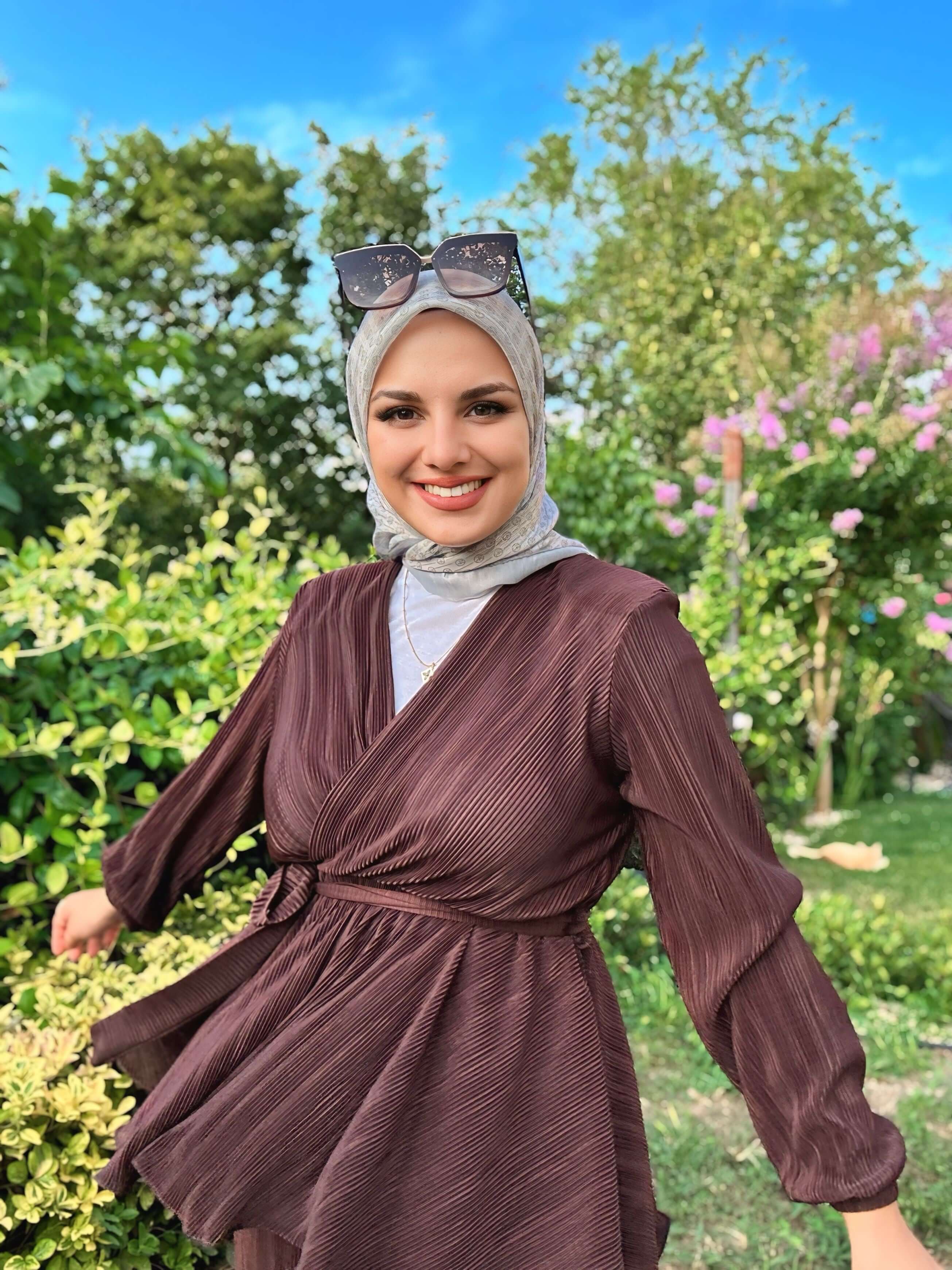 Çizgisel Daire MK Pamuk Eşarp Gri Füme ile modern ve zarif kombin