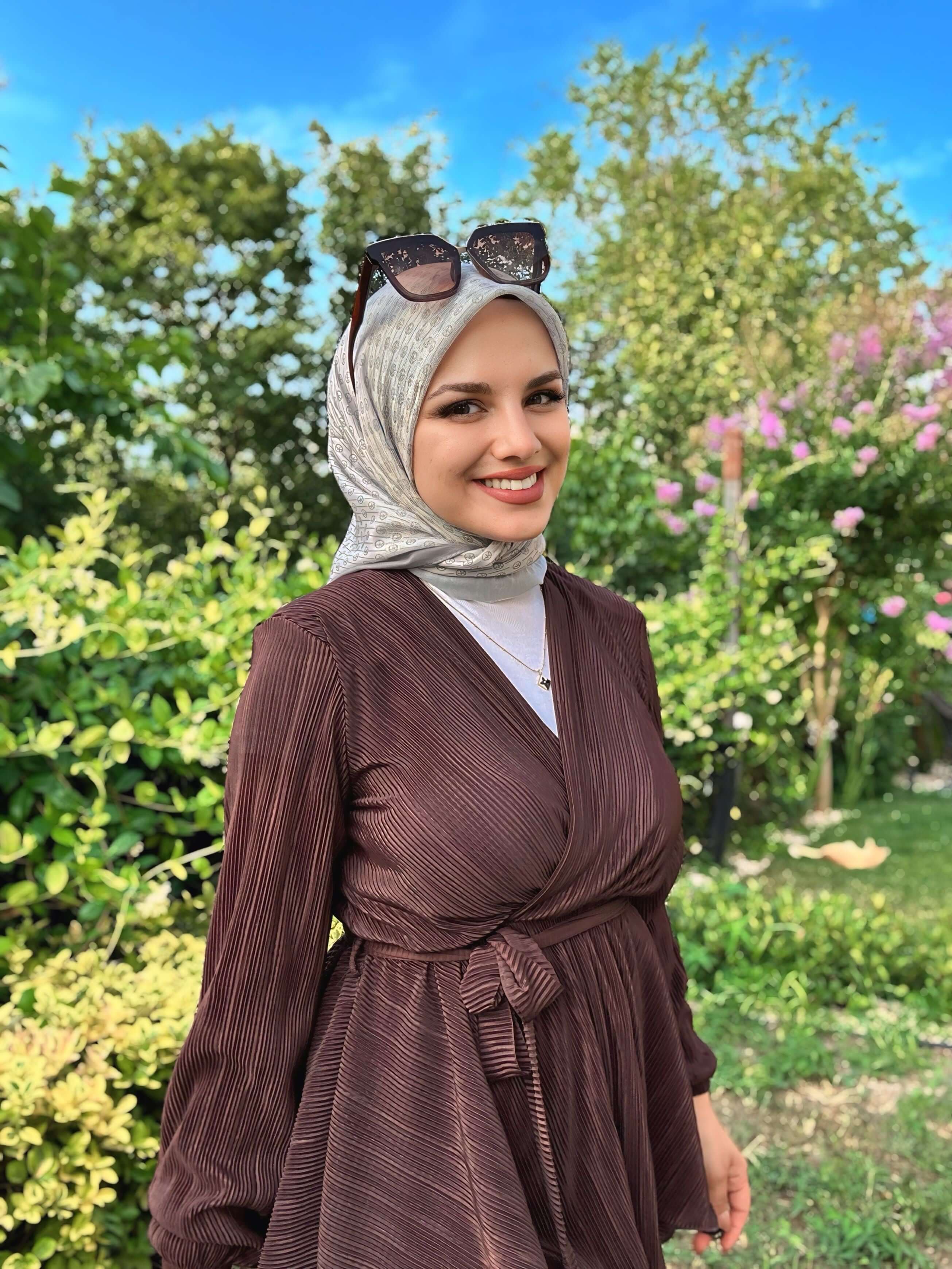 Gri ve füme tonlarında pamuklu Çizgisel Daire MK Eşarp detaylı görünüm