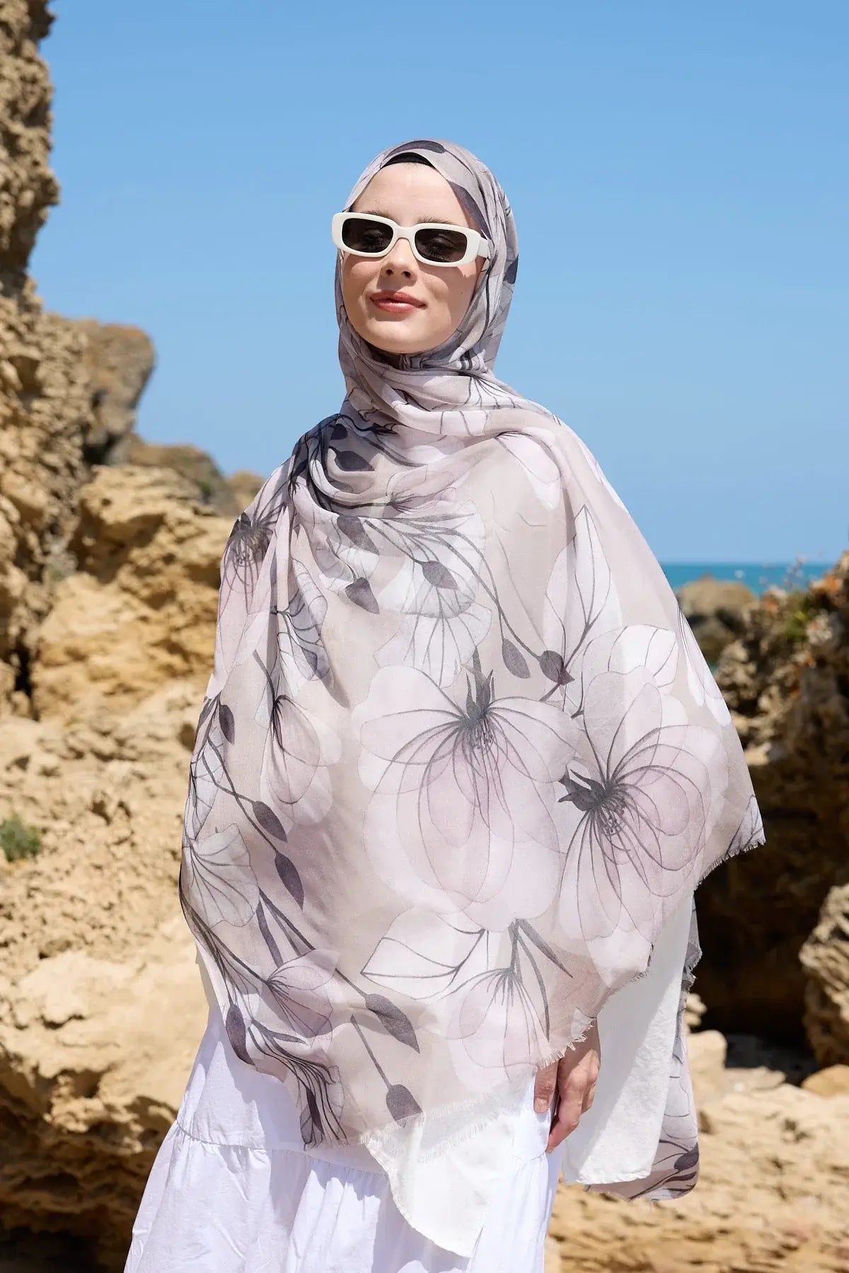 Alicia Desen Aya Şal Vizon rengiyle zarif kombin