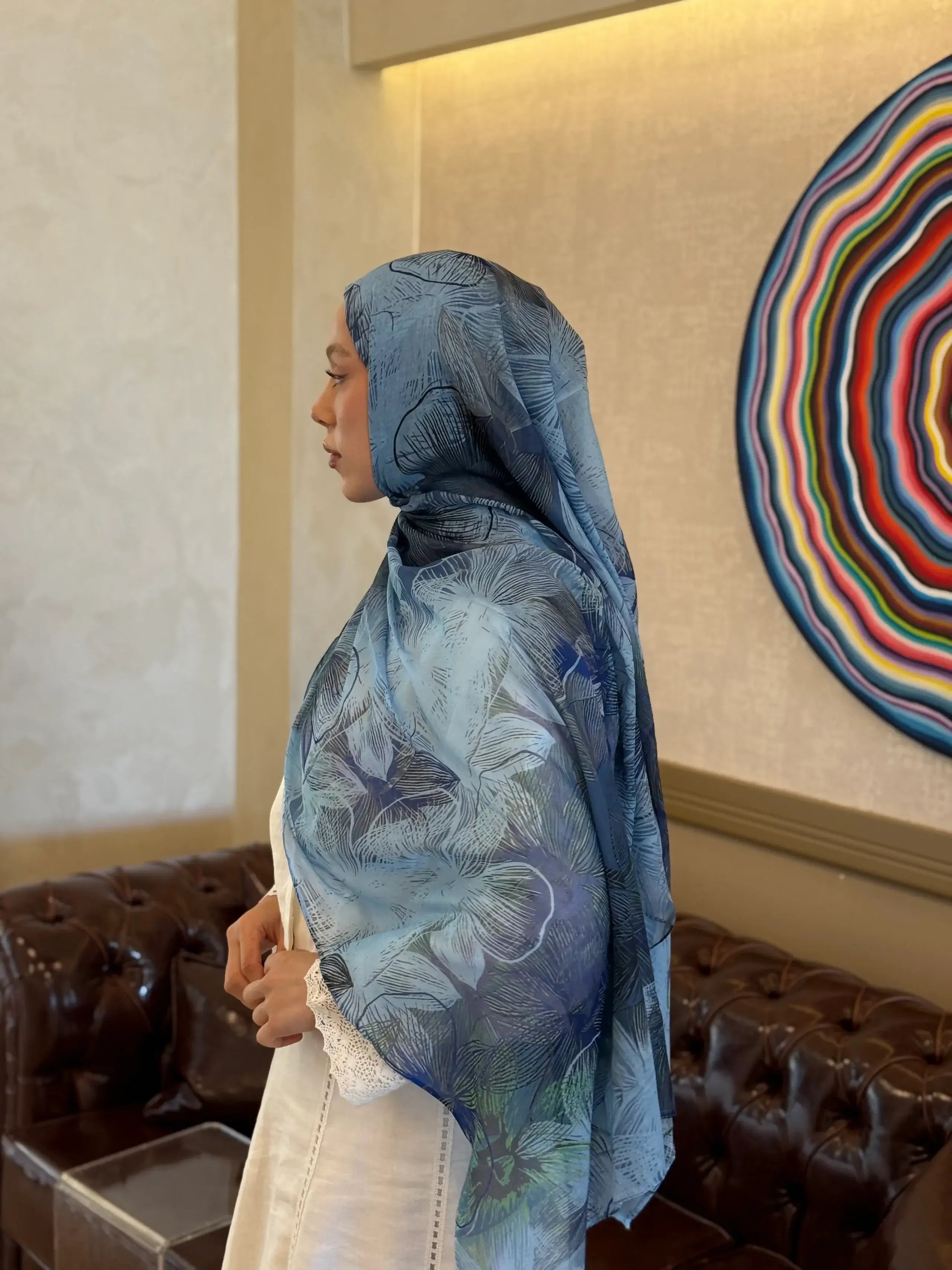 Esilda Desen Aya Şal Airy Blue rengiyle zarif kombin