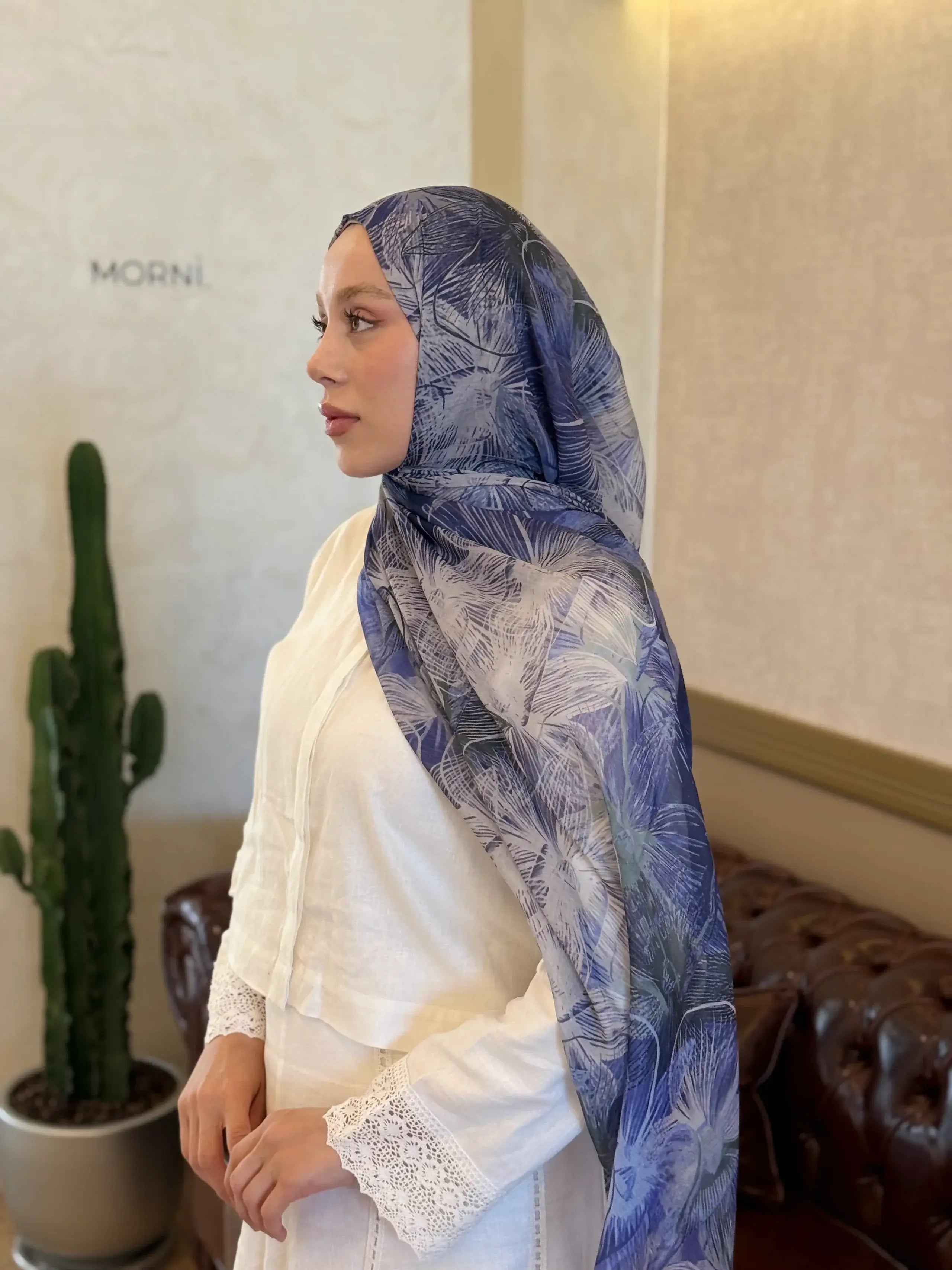 Esilda Desen Aya Şal Duman Mor rengiyle zarif kombin