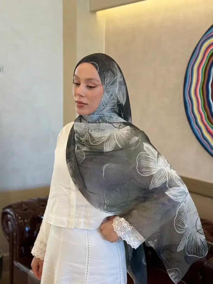 "Kemik ve koyu gri tonlarında Esilda Aya Şal kombin örneği"