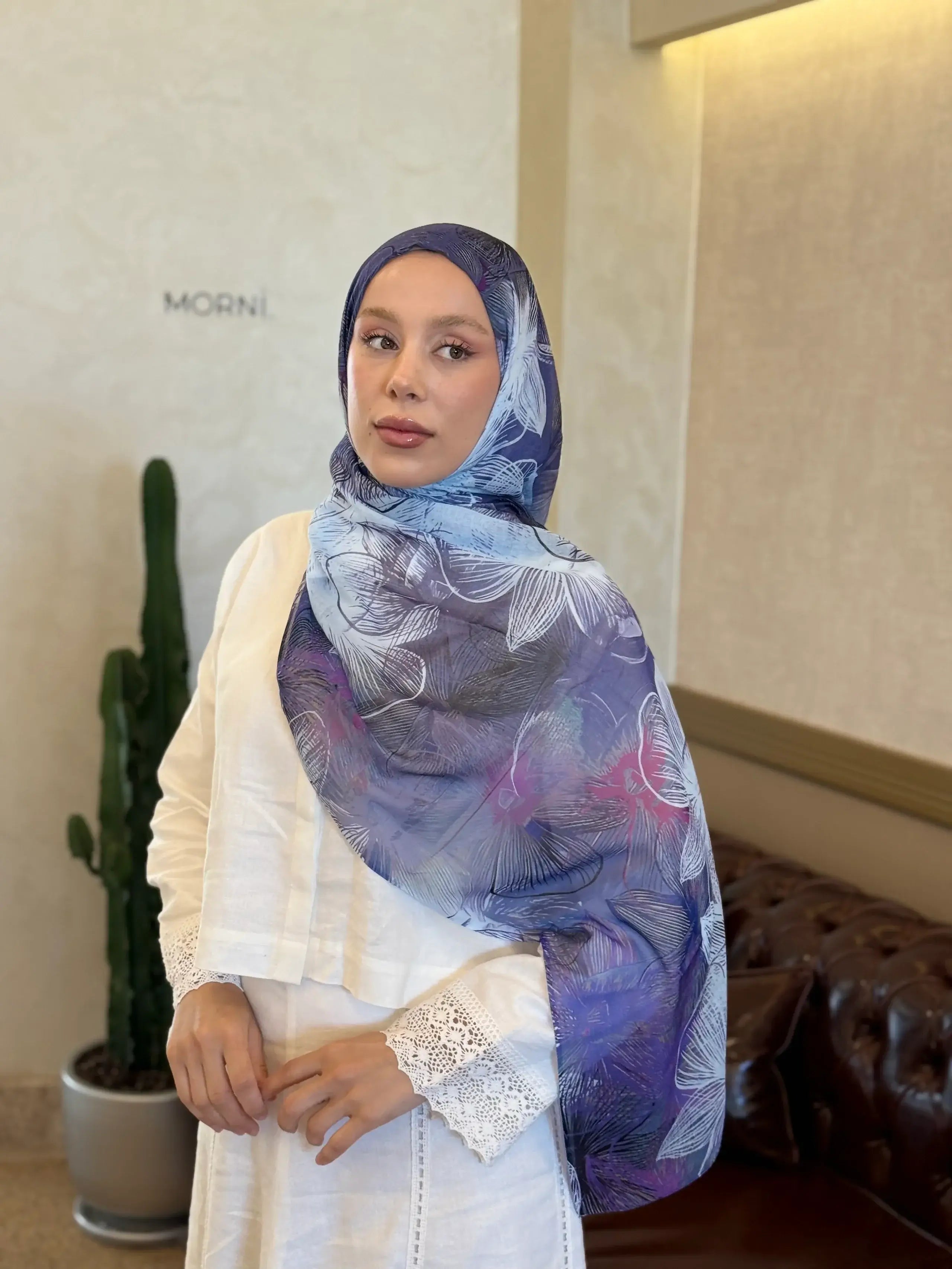 Esilda Desen Aya Şal Mor rengiyle zarif kombin