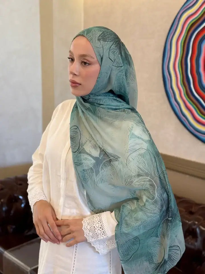 "Yeşil desenli Esilda Aya Şal kombin örneği"
