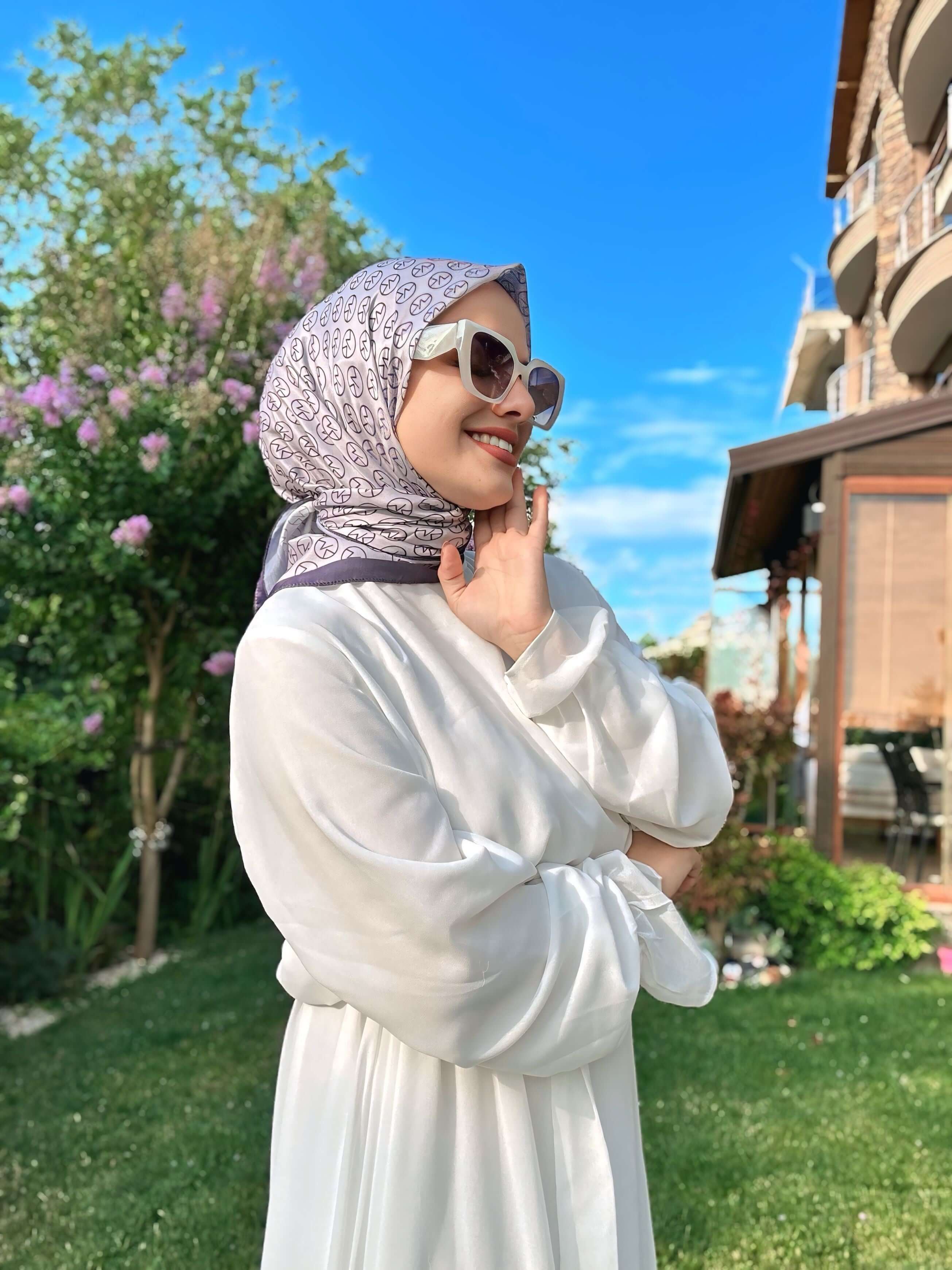 Lila ve mor tonlarında pamuklu MK Eşarp detaylı görünüm