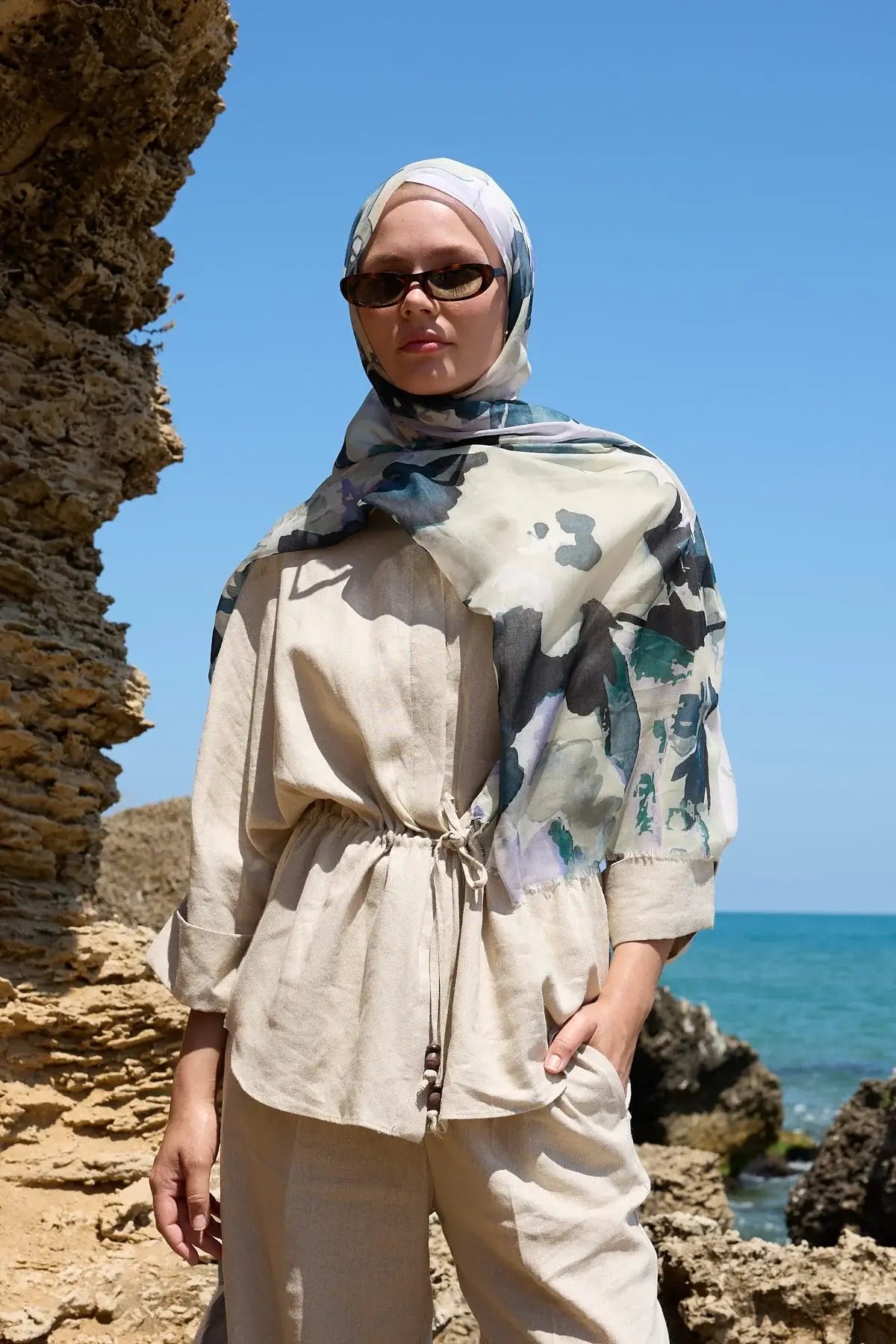Mirelya Desen Aya Şal Antik Bej rengiyle zarif kombin