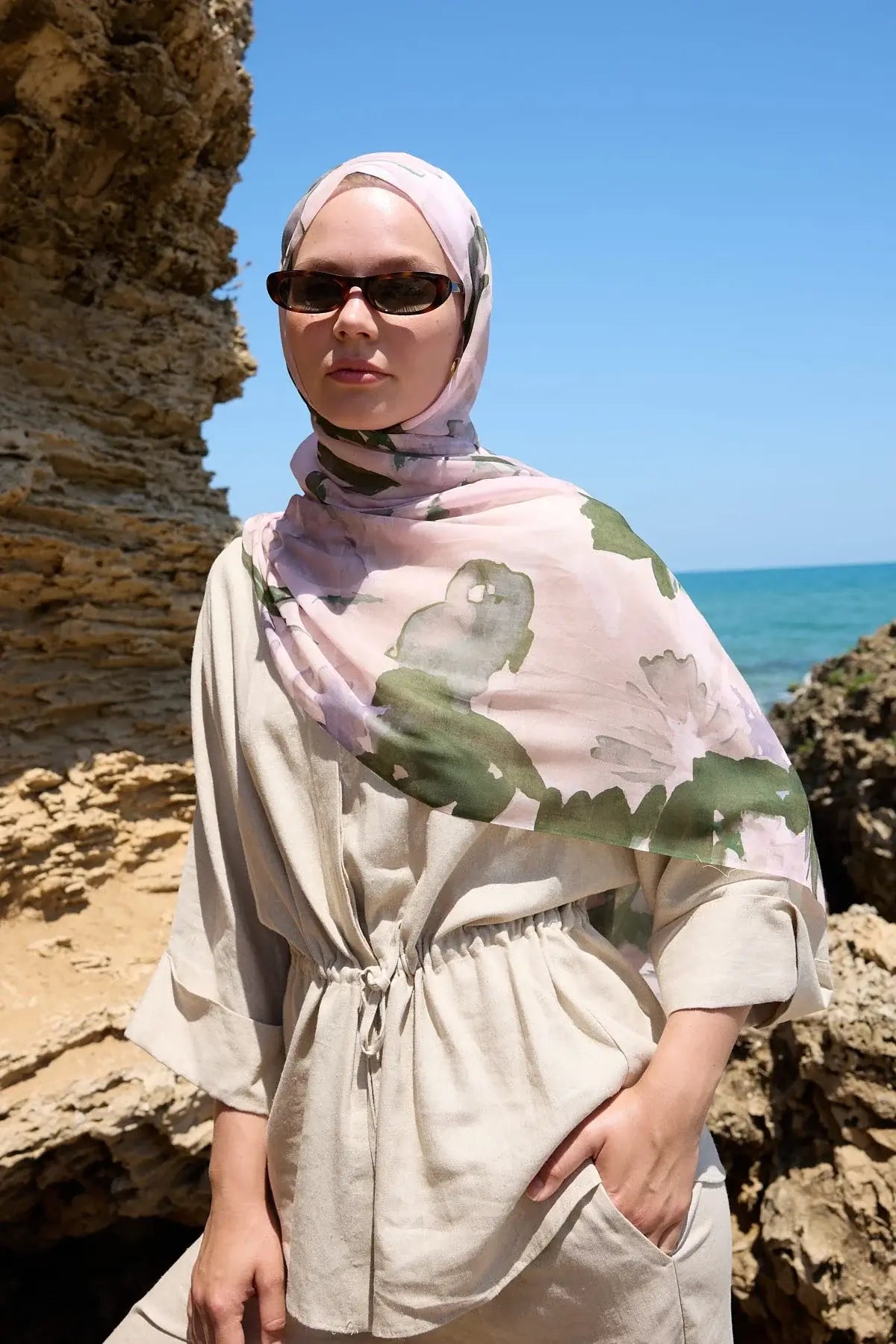 Mirelya Desen Aya Şal Toz Pembe rengiyle zarif kombin